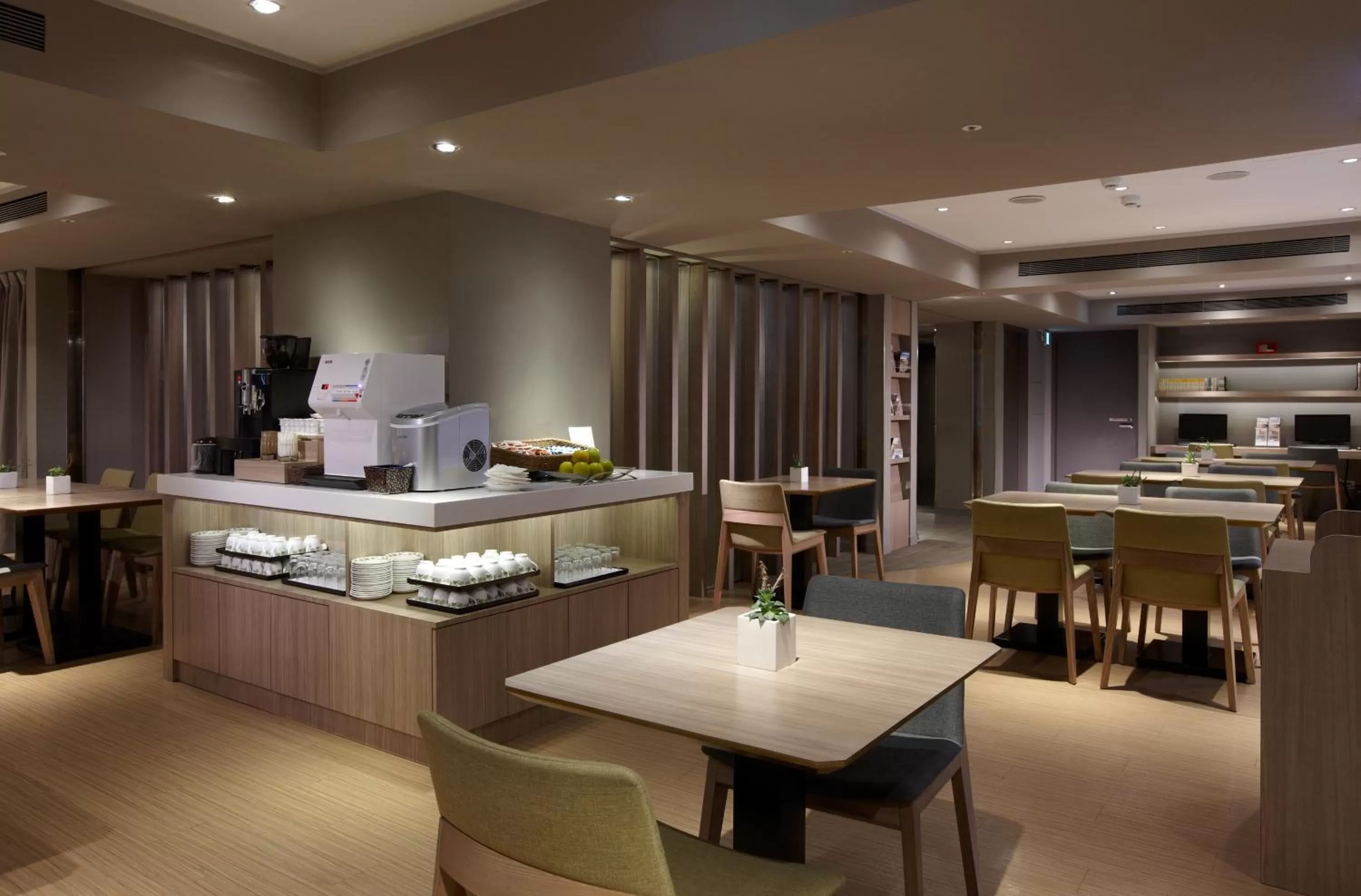 Restaurant/places to eat in Royal Inn Taipei Linsen - Huashan 1914 Creative Park