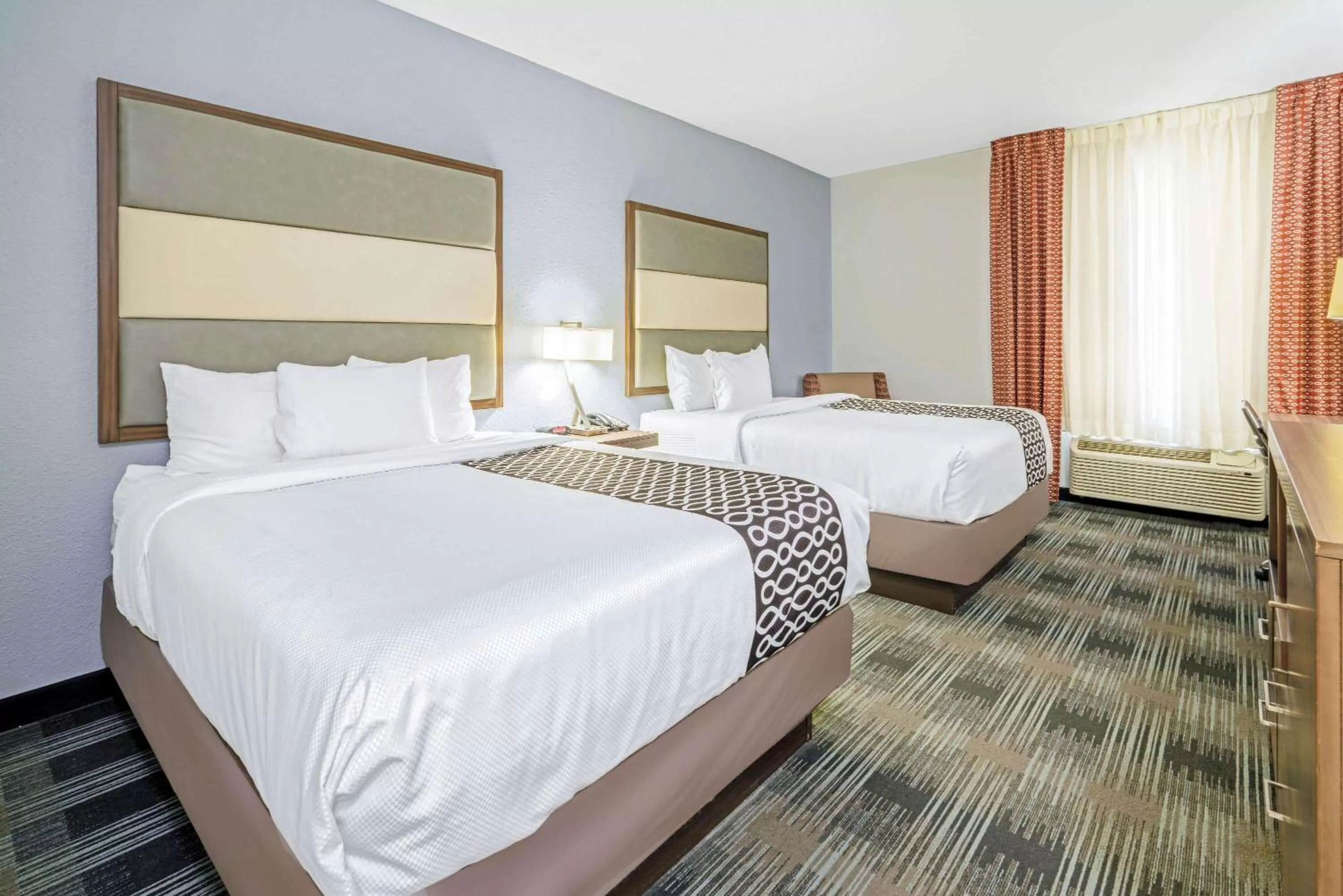 Photo of the whole room, Bed in La Quinta by Wyndham Guthrie