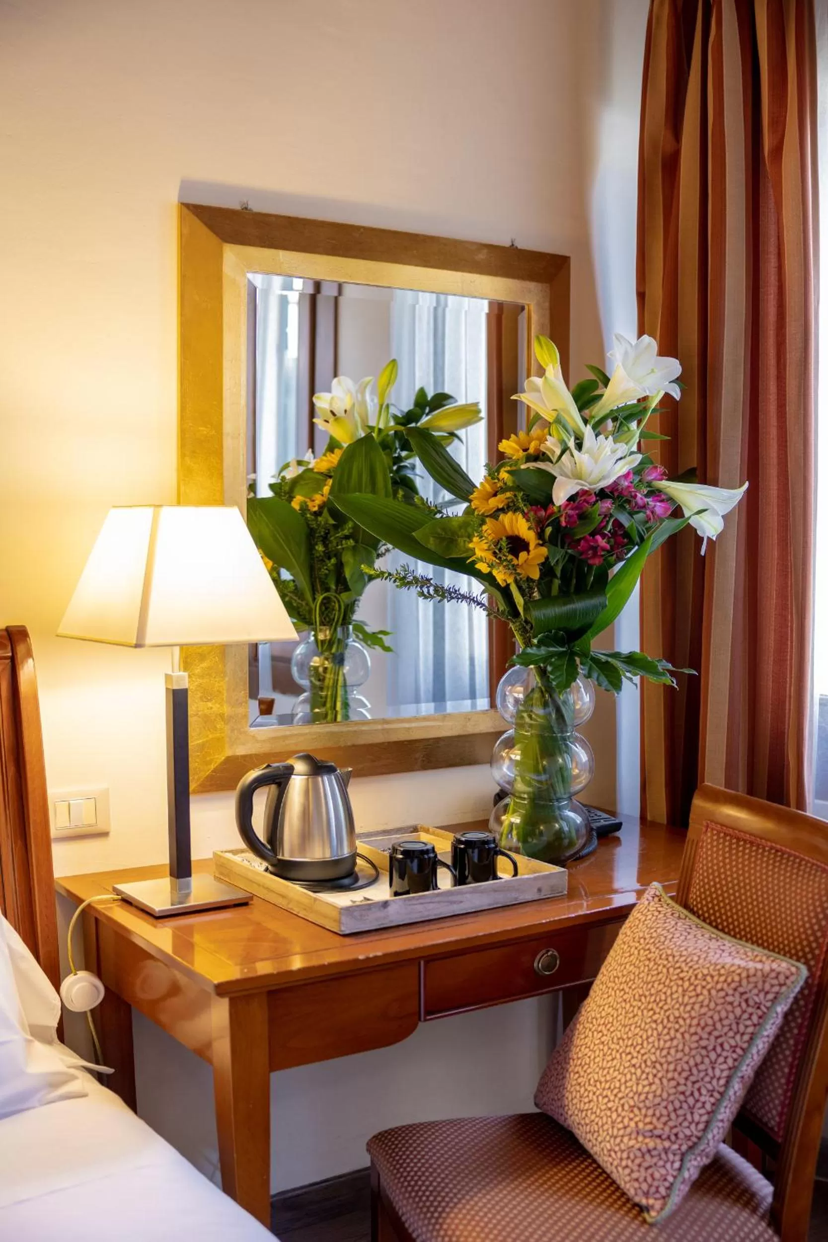 Coffee/tea facilities, Bed in Hotel Venice Resort Airport