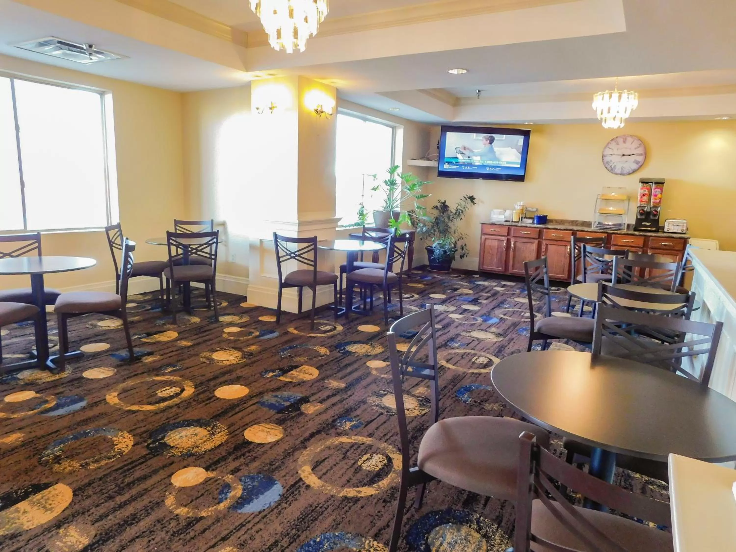 Buffet breakfast in Days Inn & Suites by Wyndham Pocahontas