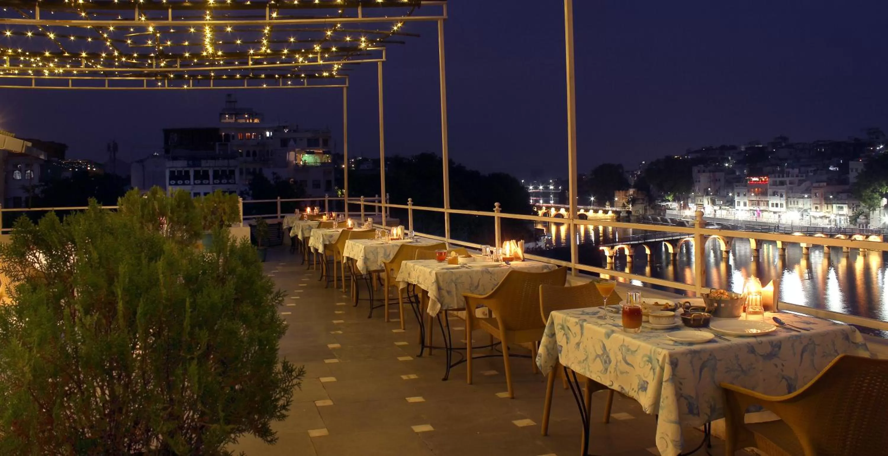 Restaurant/places to eat in Sarovar - Lake Facing Boutique Hotel On Lake Pichola