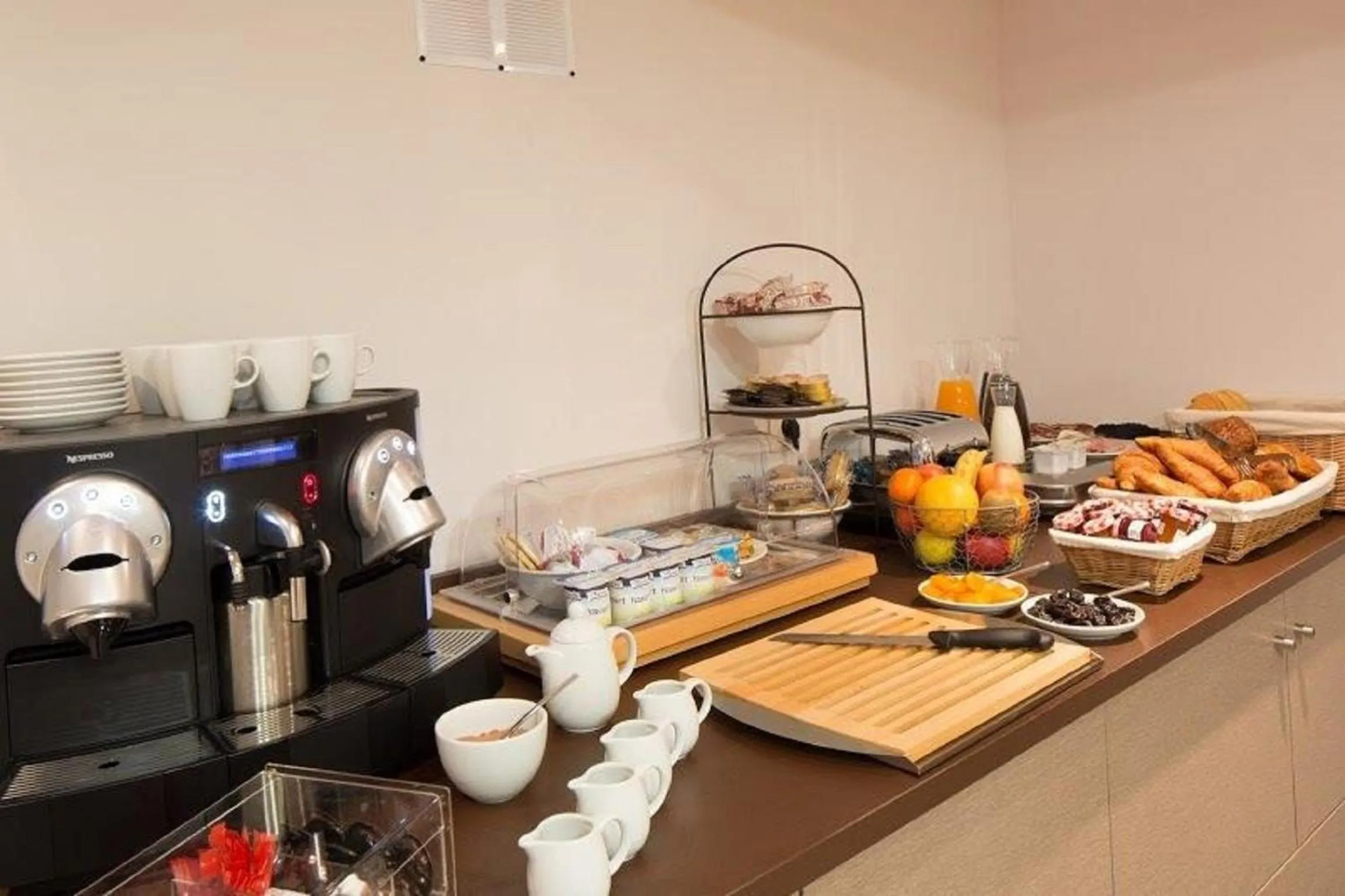 Continental breakfast in Hôtel Ours Blanc - Wilson