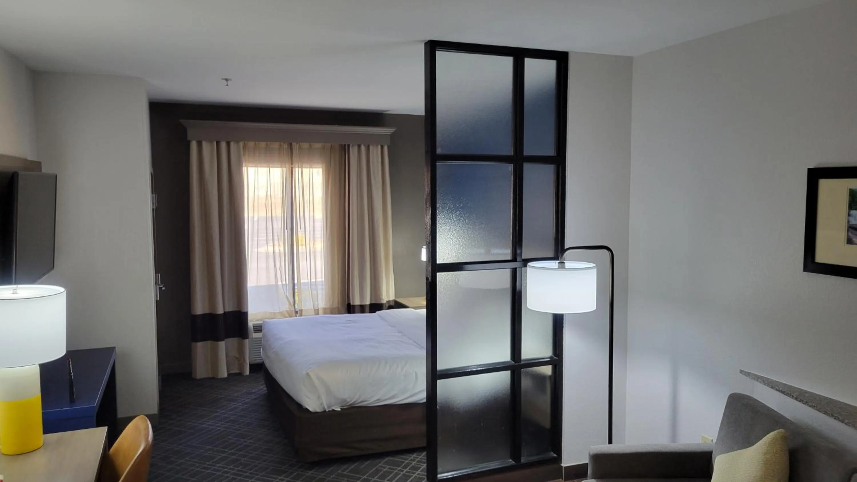 Photo of the whole room, Bed in Comfort Suites Macon Northwest