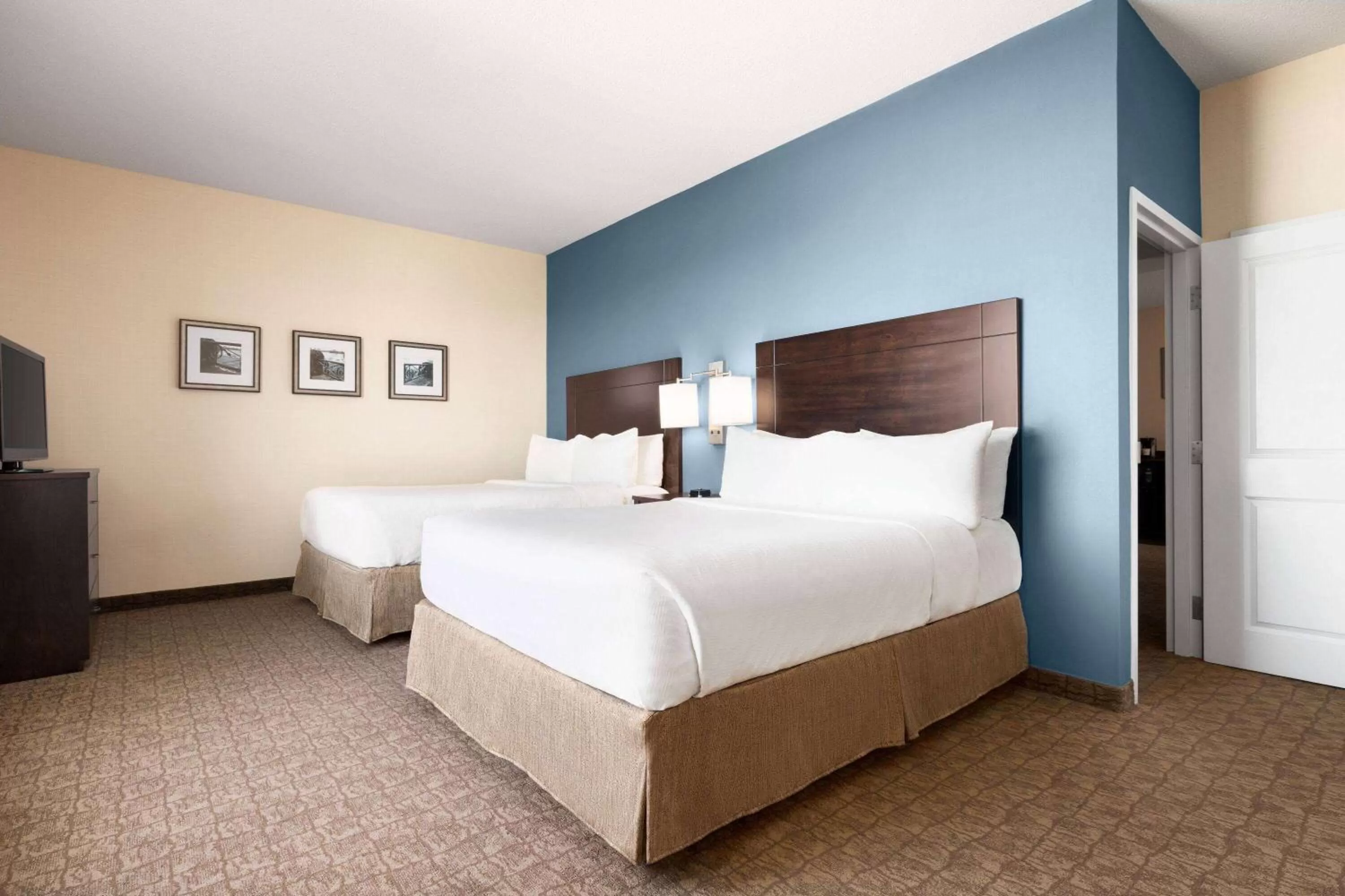 Photo of the whole room, Bed in Wyndham Garden Niagara Falls Fallsview