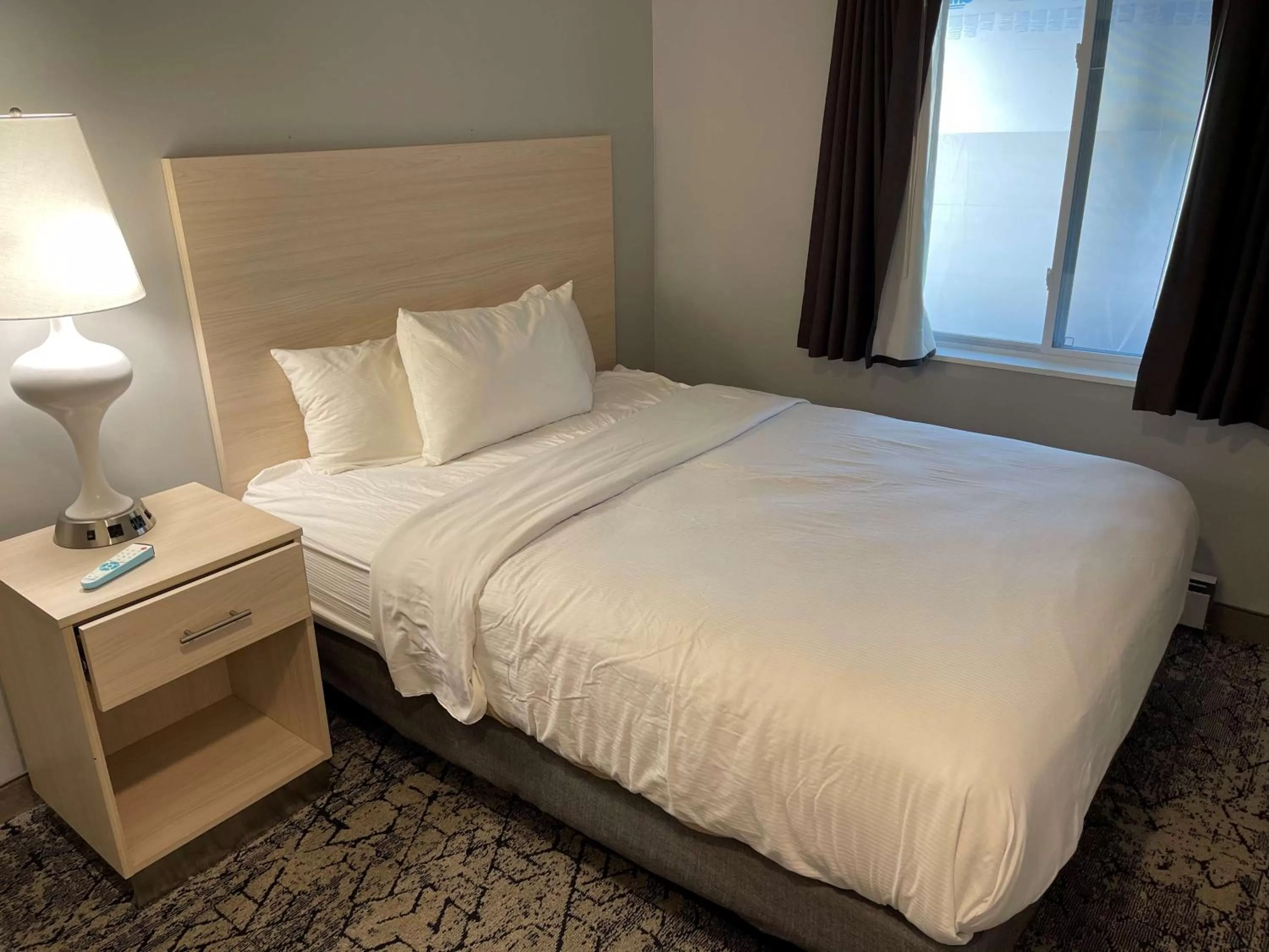 Bedroom, Bed in Woodwards White Mountain Resort, BW Signature Collection