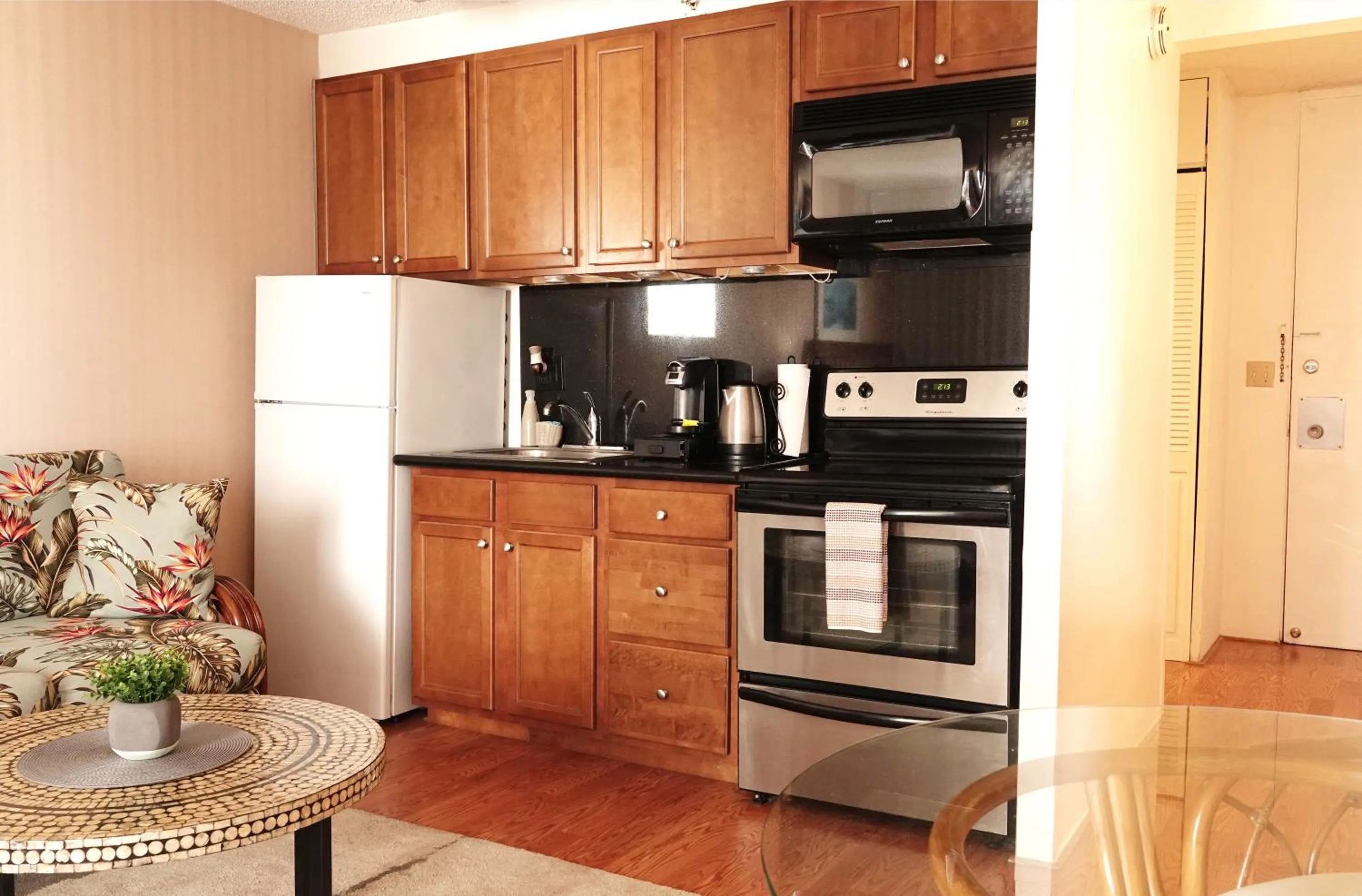 Kitchen or kitchenette in Tropical Studios at Marine Surf Waikiki - FREE PARKING - BEST LOCATION - FULL KITCHEN - SWIMMING POOL