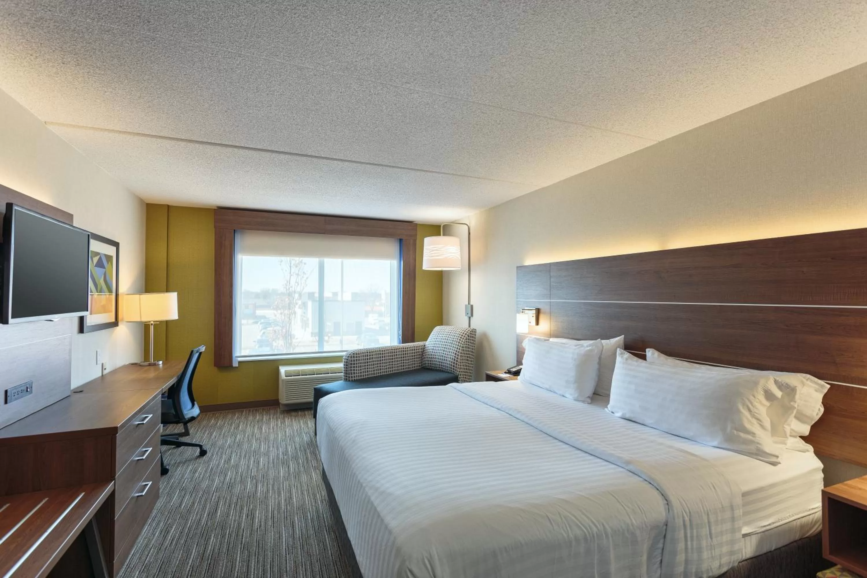 Bedroom, Bed in Holiday Inn Express & Suites - Belleville by IHG