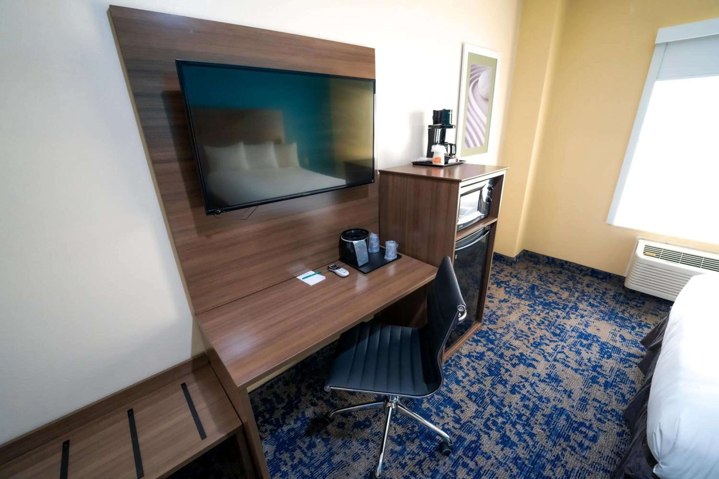 TV and multimedia, Bed in Quality Inn & Suites