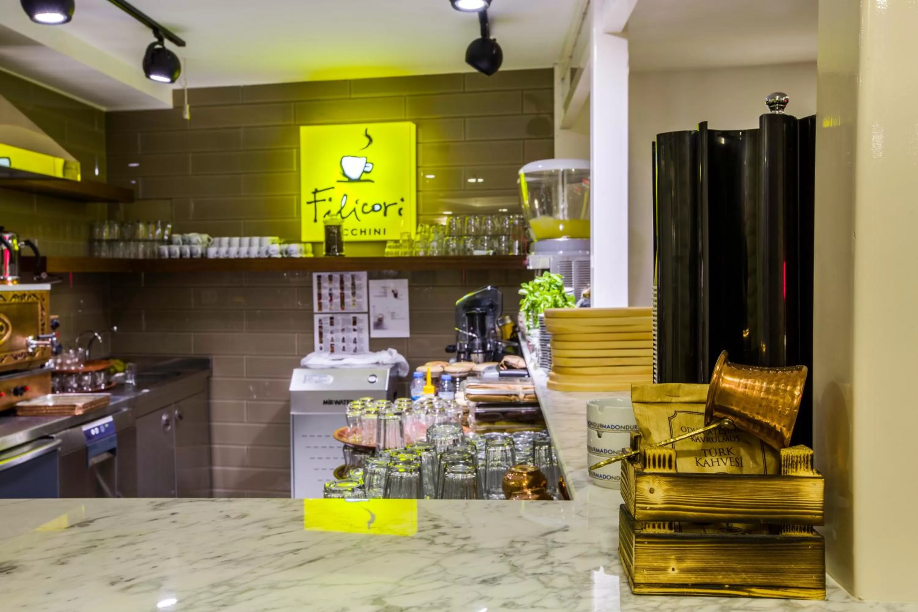 Restaurant/places to eat in Empire Suite Hotel