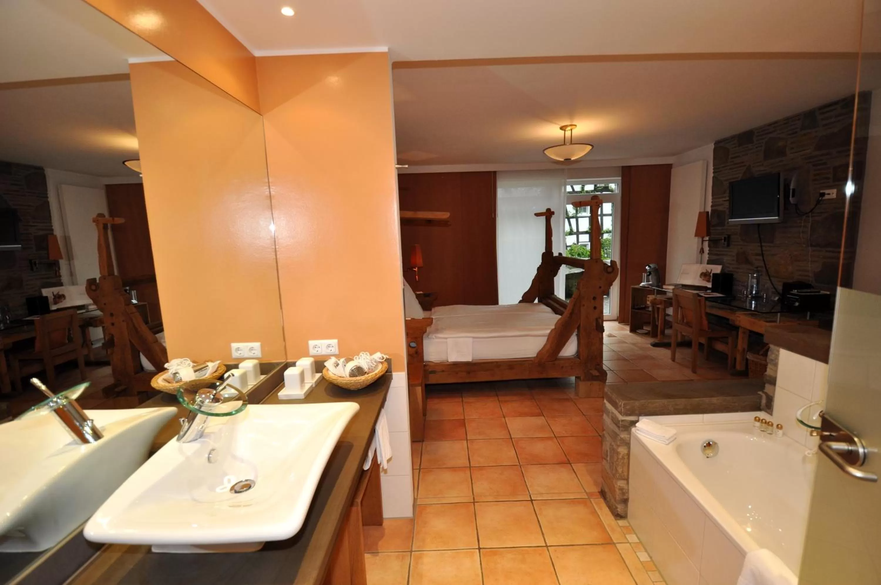 Bathroom, Bed in Malerwinkel Hotel