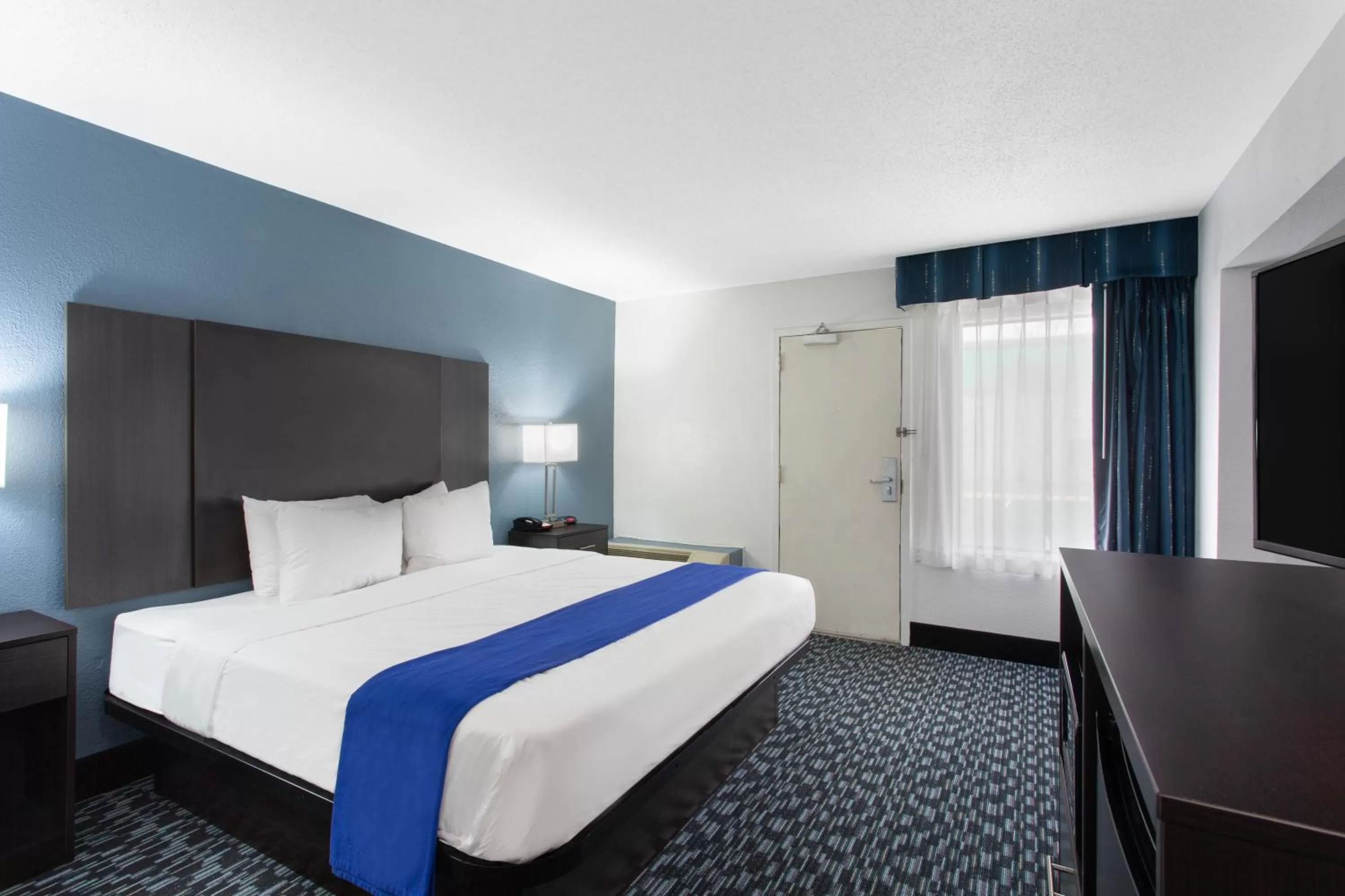 Bed in University Inn & Suites