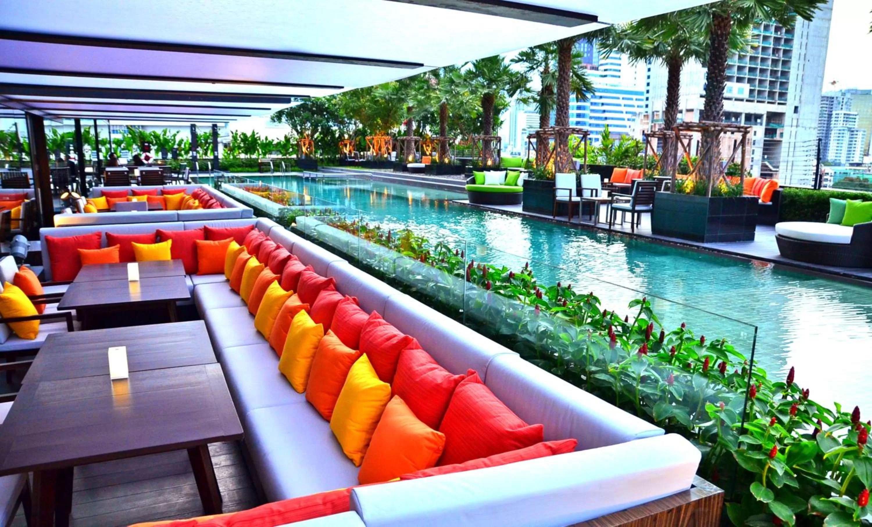 Swimming pool in Holiday Inn Bangkok Sukhumvit by IHG