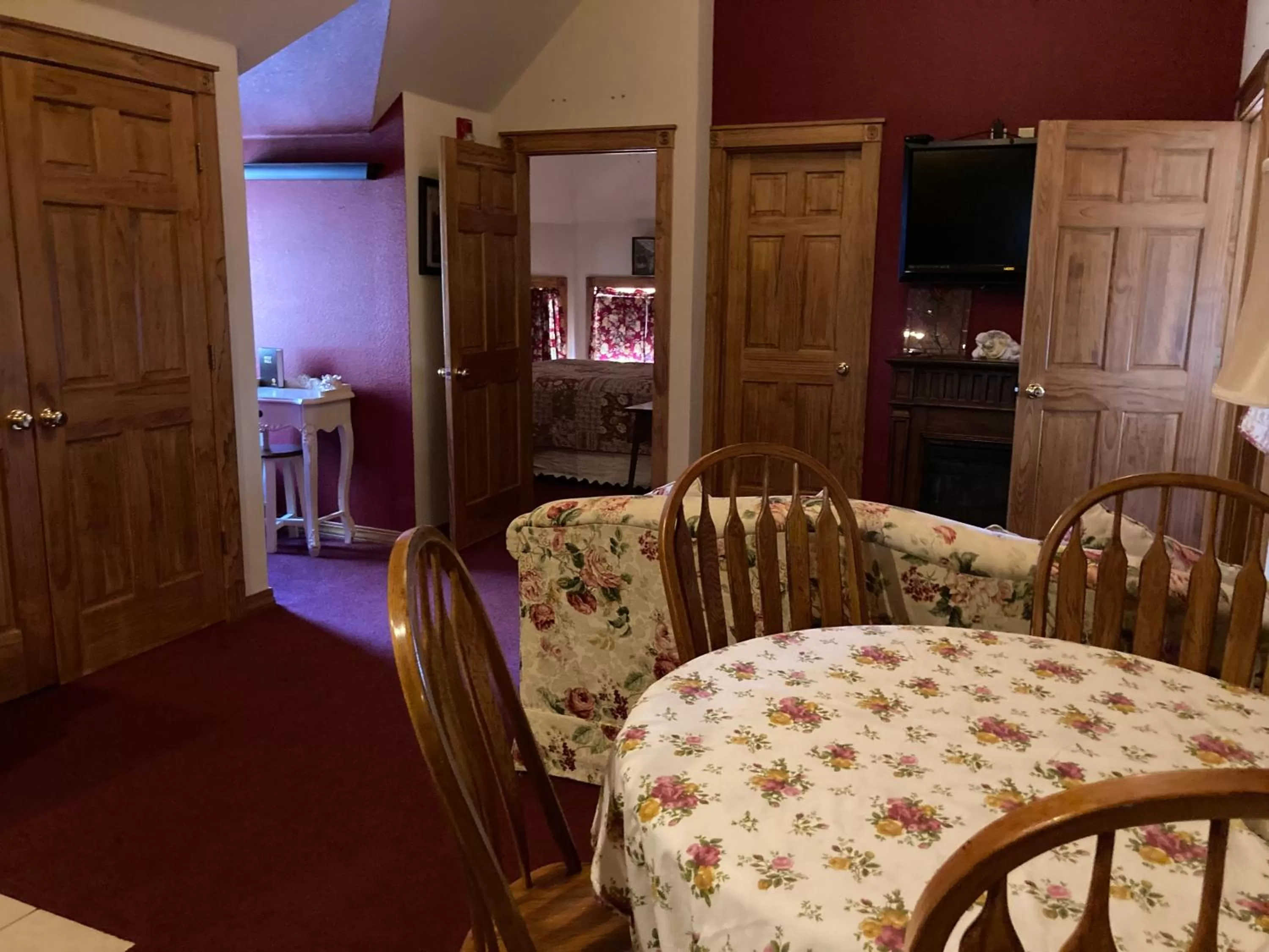 Living room in All Seasons Inn