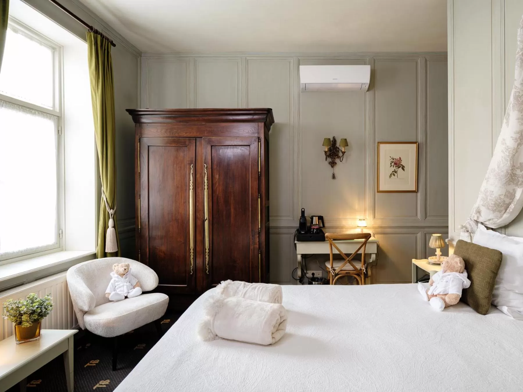 Bed in Canal View Hotel Ter Brughe by CW Hotel Collection