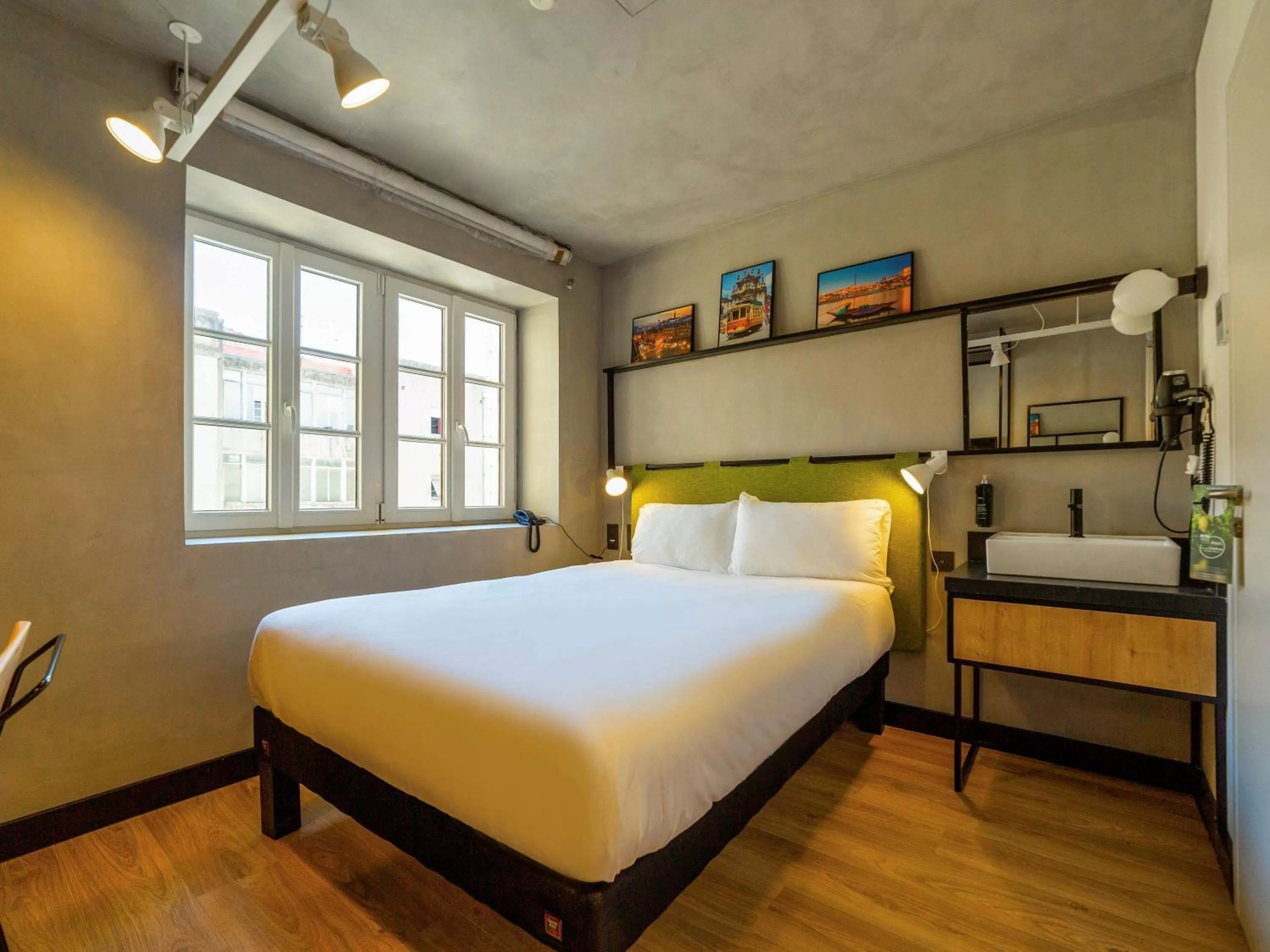 Photo of the whole room, Bed in ibis Porto Centro Mercado Bolhao