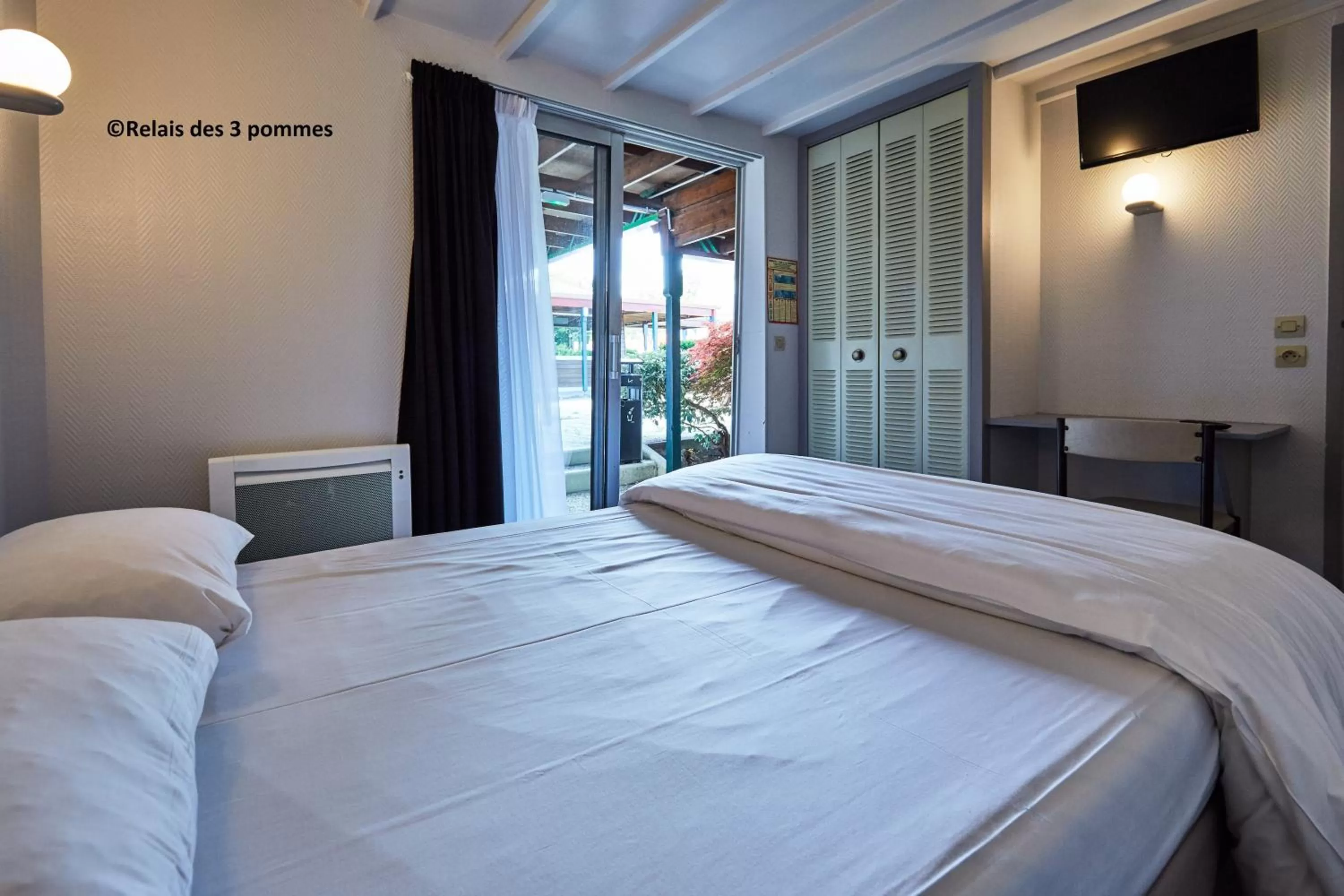 Bedroom in Relais des 3 Pommes