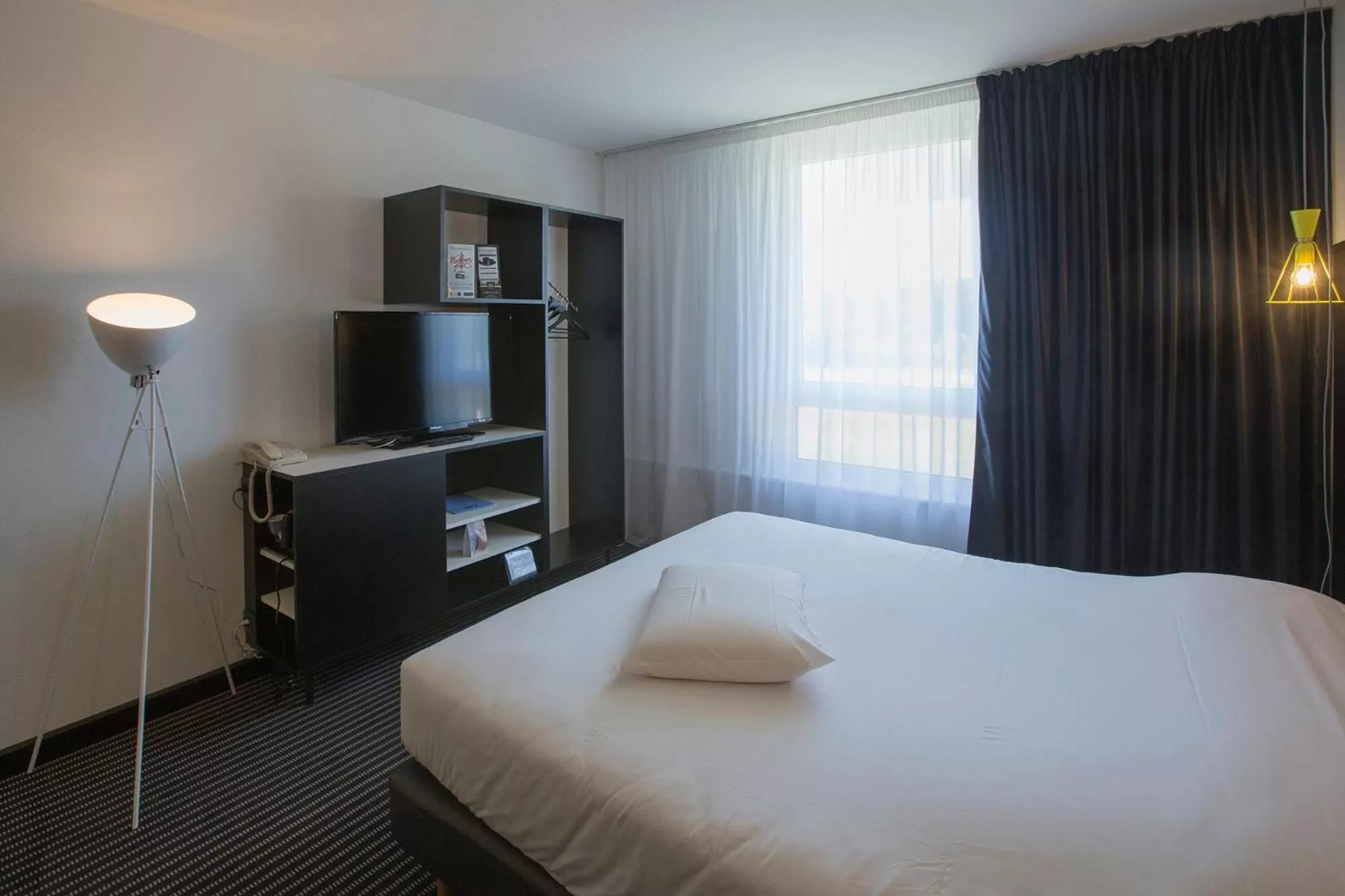 Shower, Bed in Kyriad Montchanin le Creusot