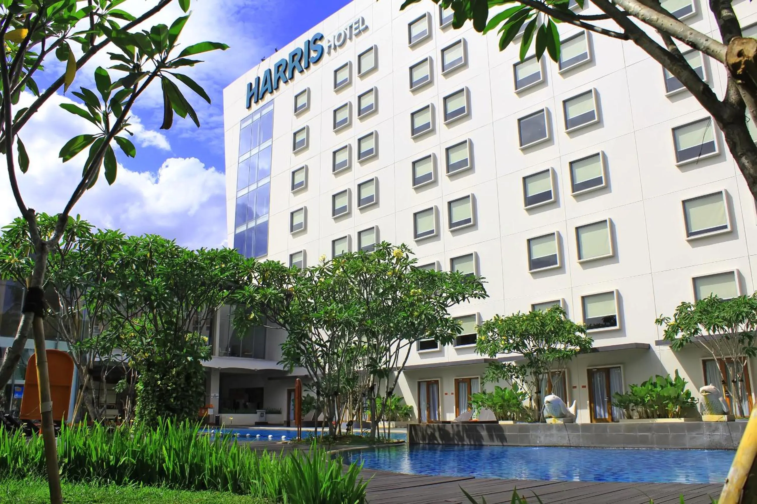 Swimming pool in HARRIS Hotel Sentul City Bogor