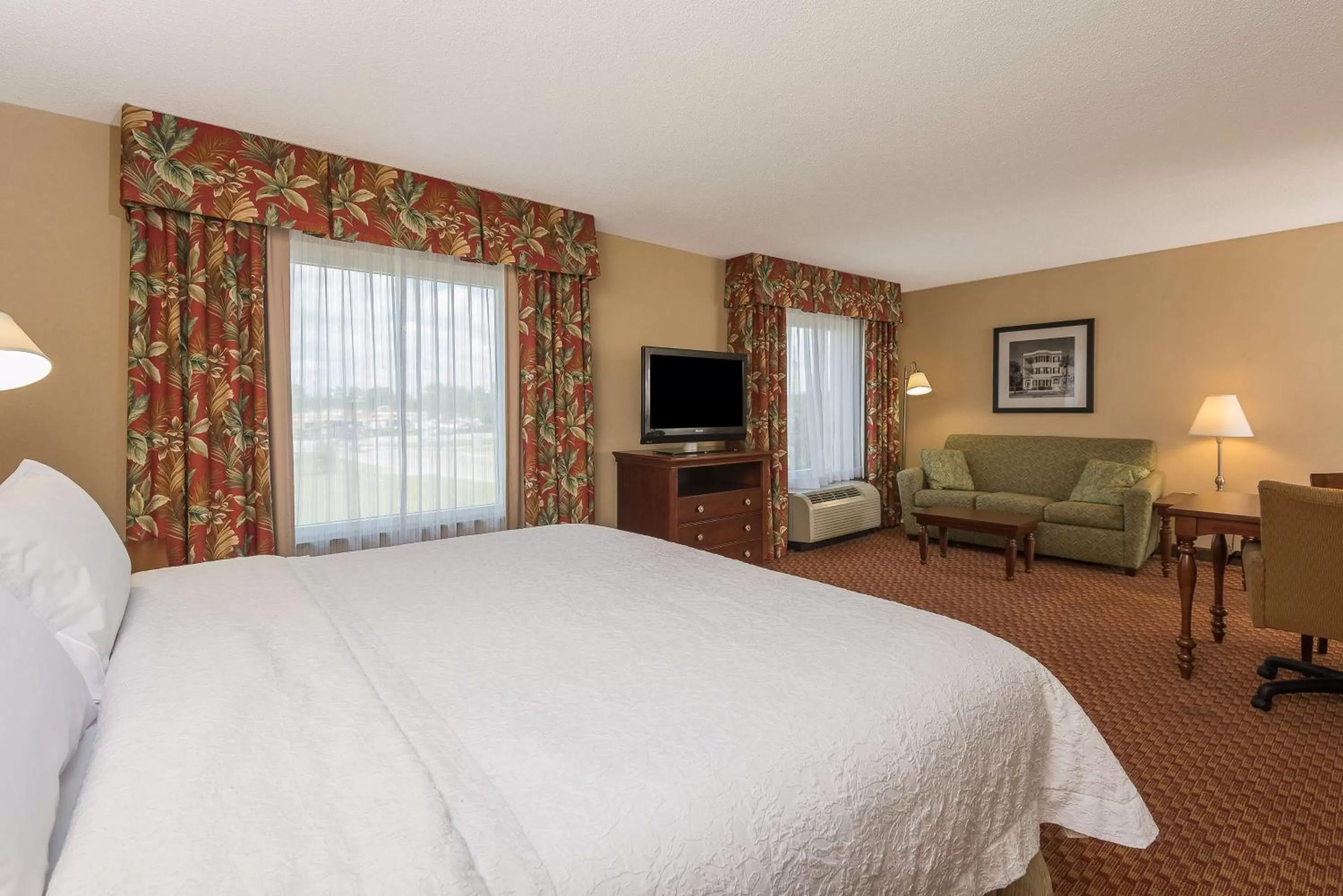 Bed in Hampton Inn & Suites Florence-North-I-95