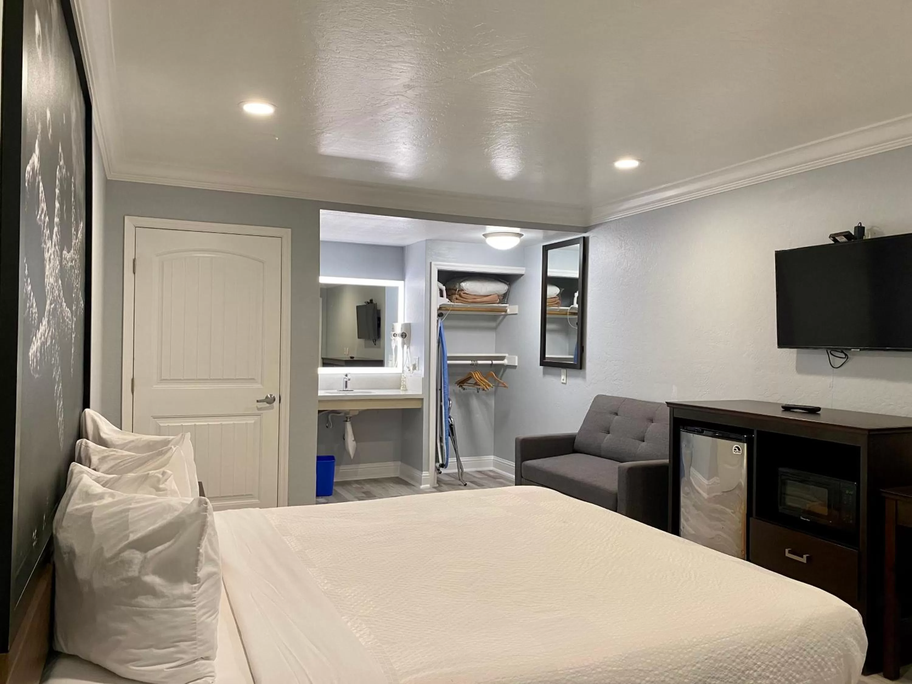 Photo of the whole room, Bed in Aura Inn Monterey