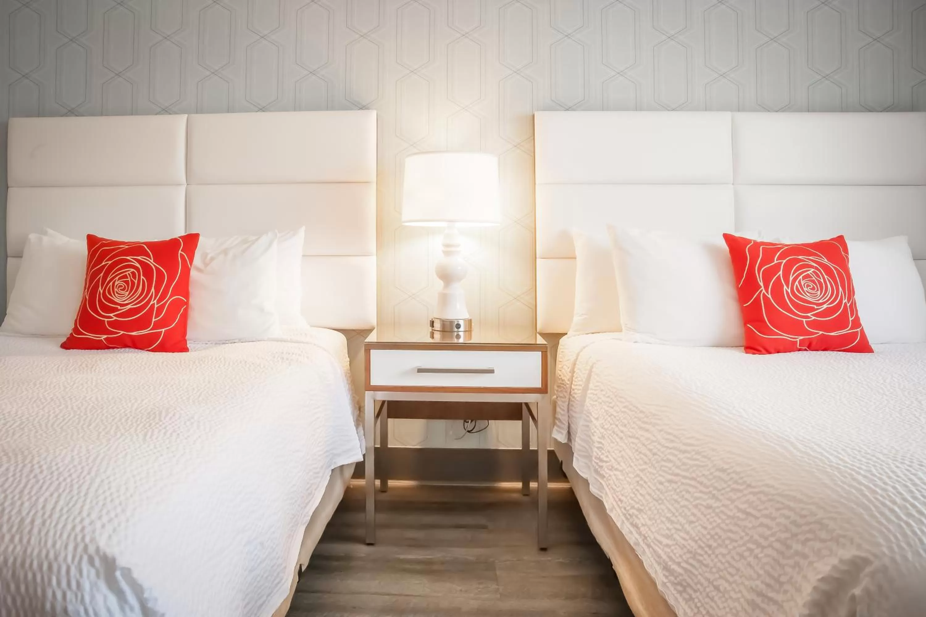 Bed in Pasadena Rose & Crown Hotel