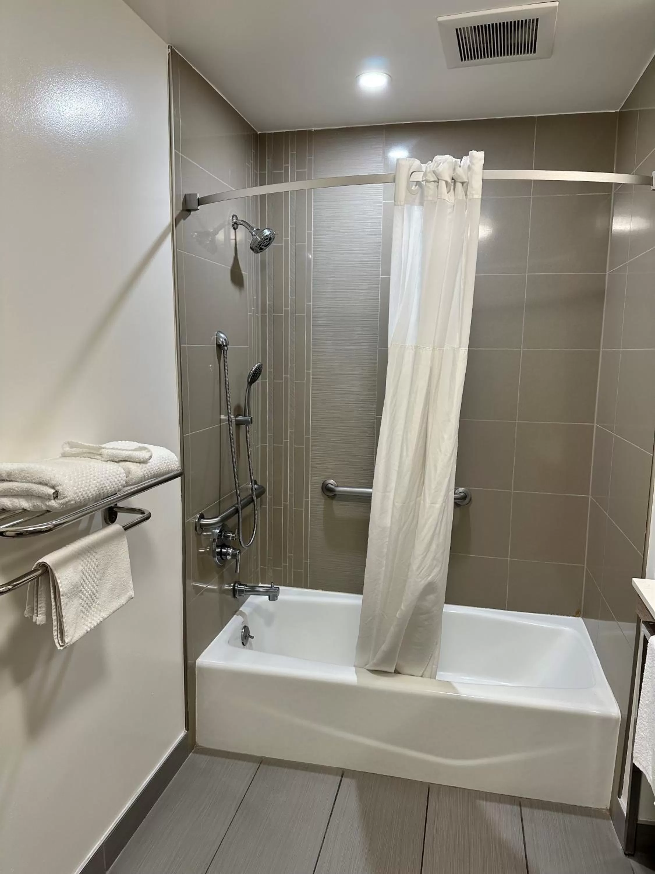 Bathroom in Quality Inn Near Chico State