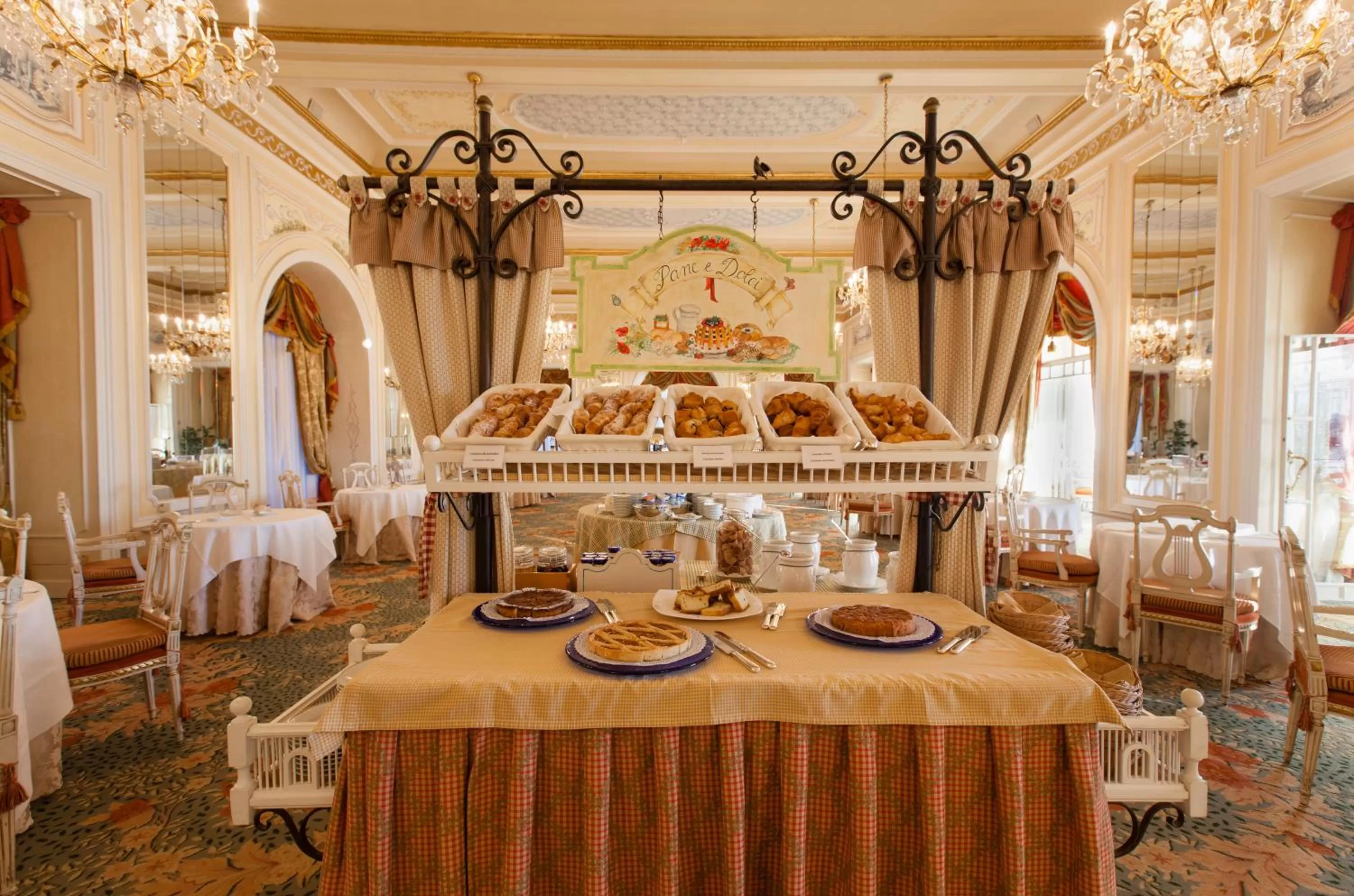 Buffet breakfast in Grand Hotel des Iles Borromées & SPA