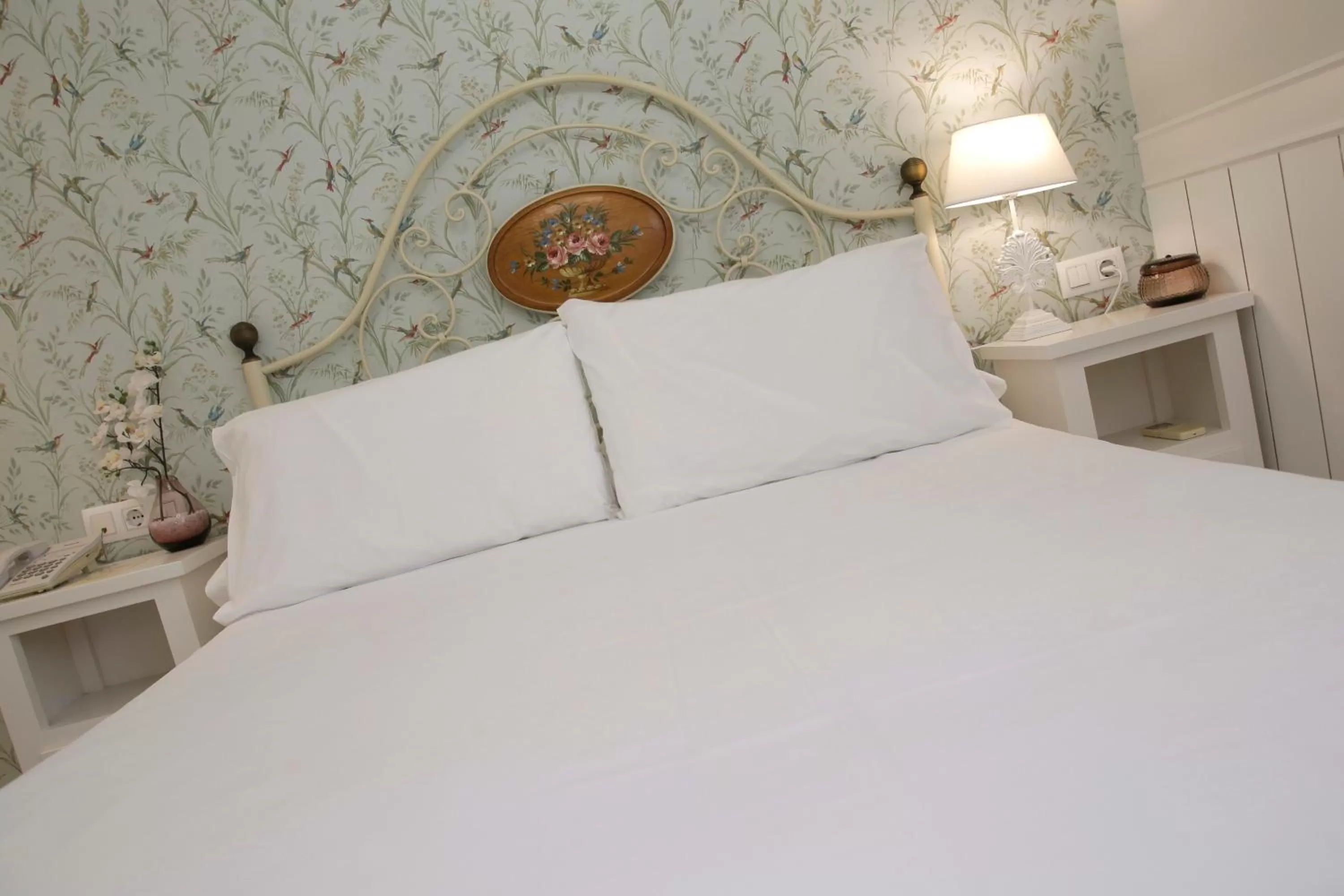 Bed in Basic Hotel Puerta de Sevilla