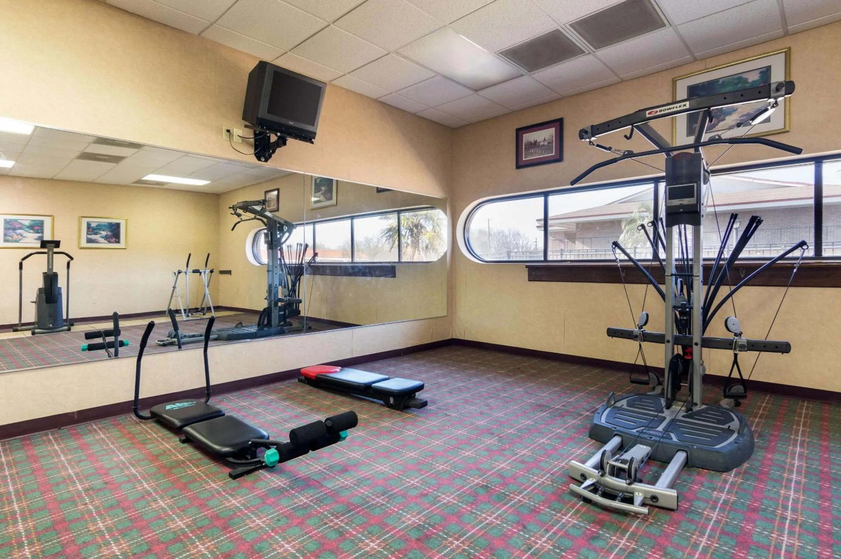 Fitness centre/facilities in Econo Lodge Inn & Suites Conference Center Dublin