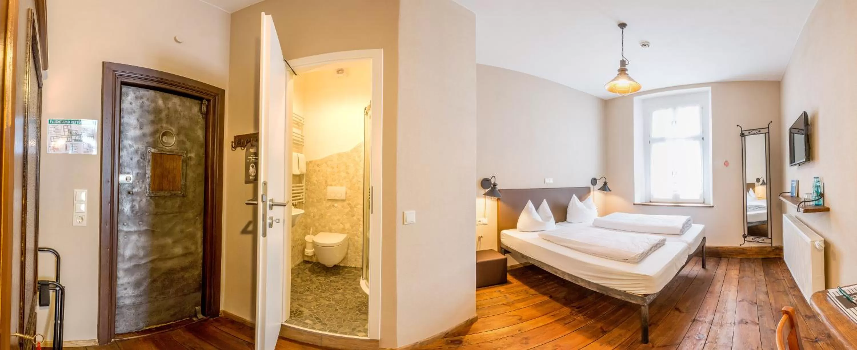 Photo of the whole room, Bed in Knast-Hotel Fronfeste