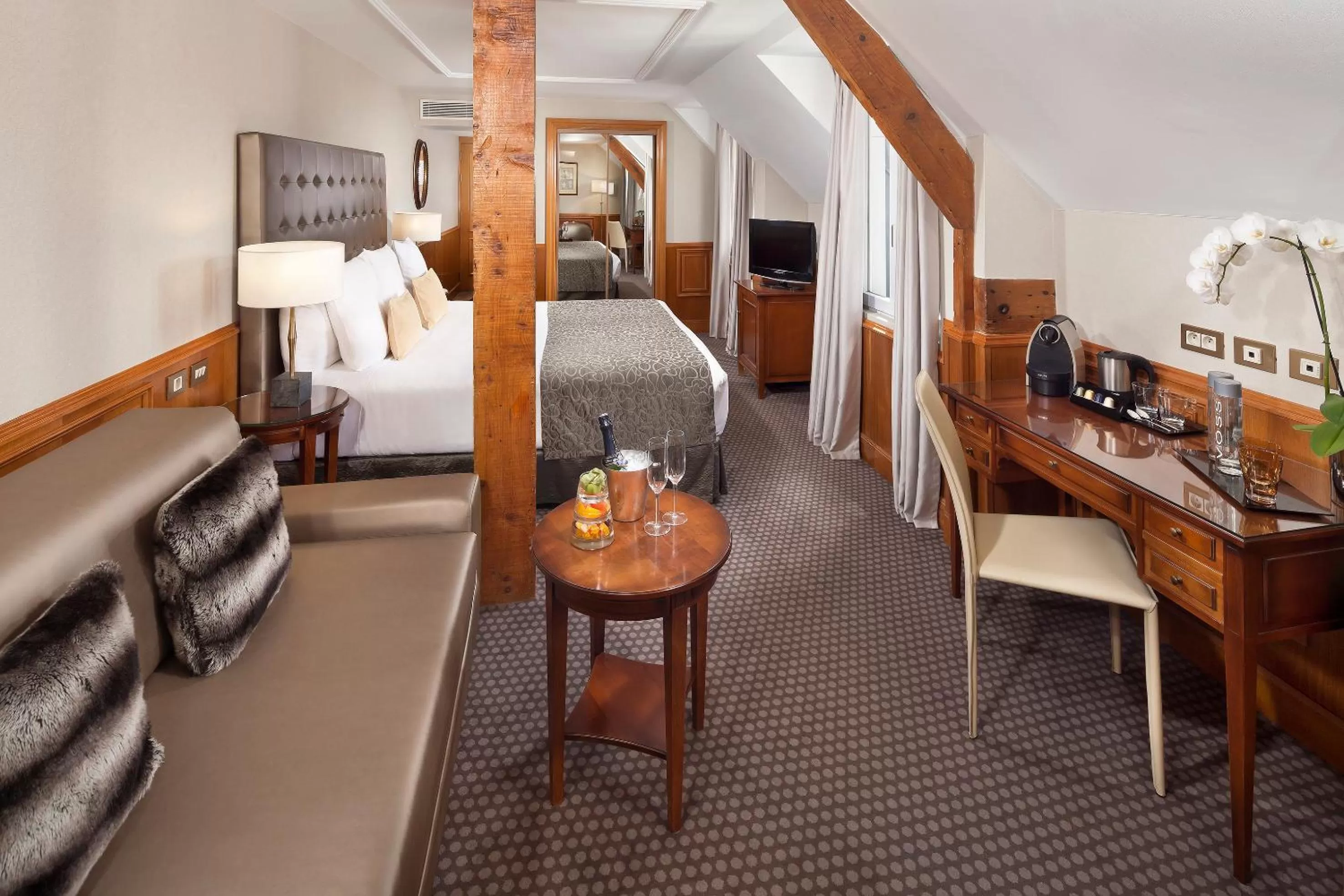 Seating area, Bed in Meliá Paris Vendôme