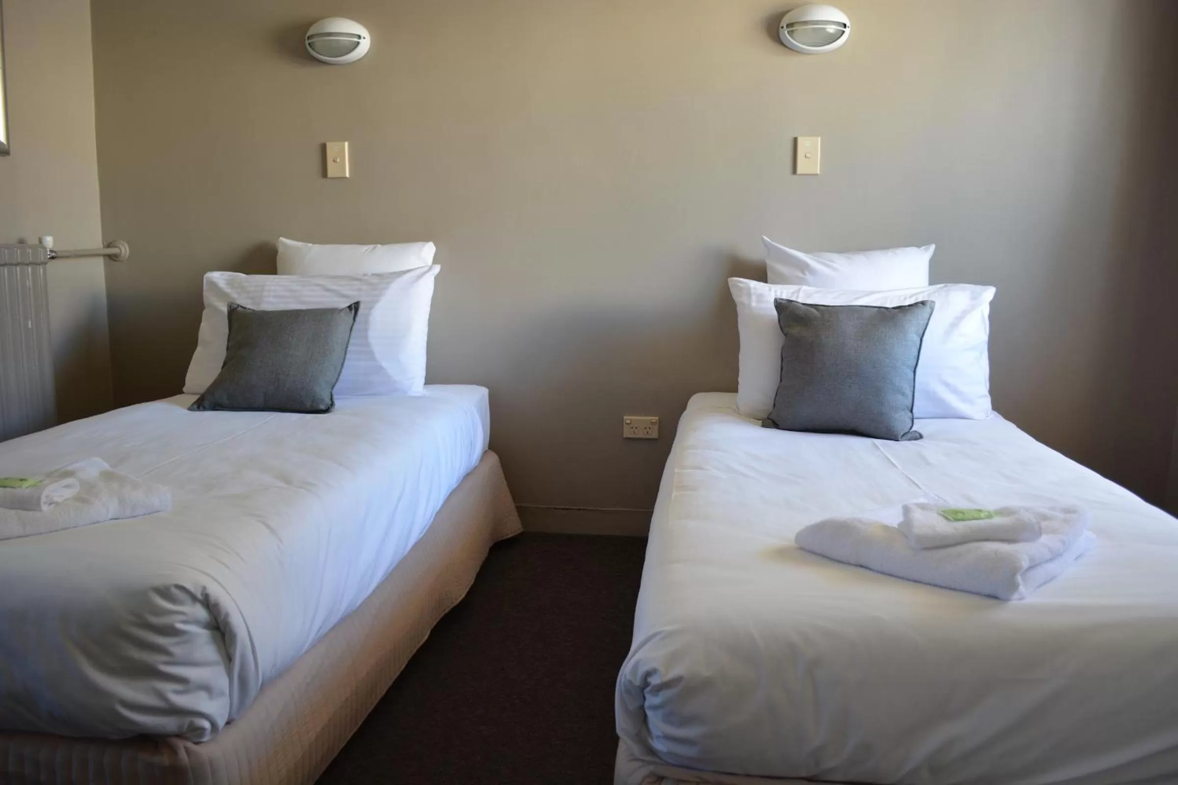 Bedroom, Bed in Commercial Hotel Motel Lithgow