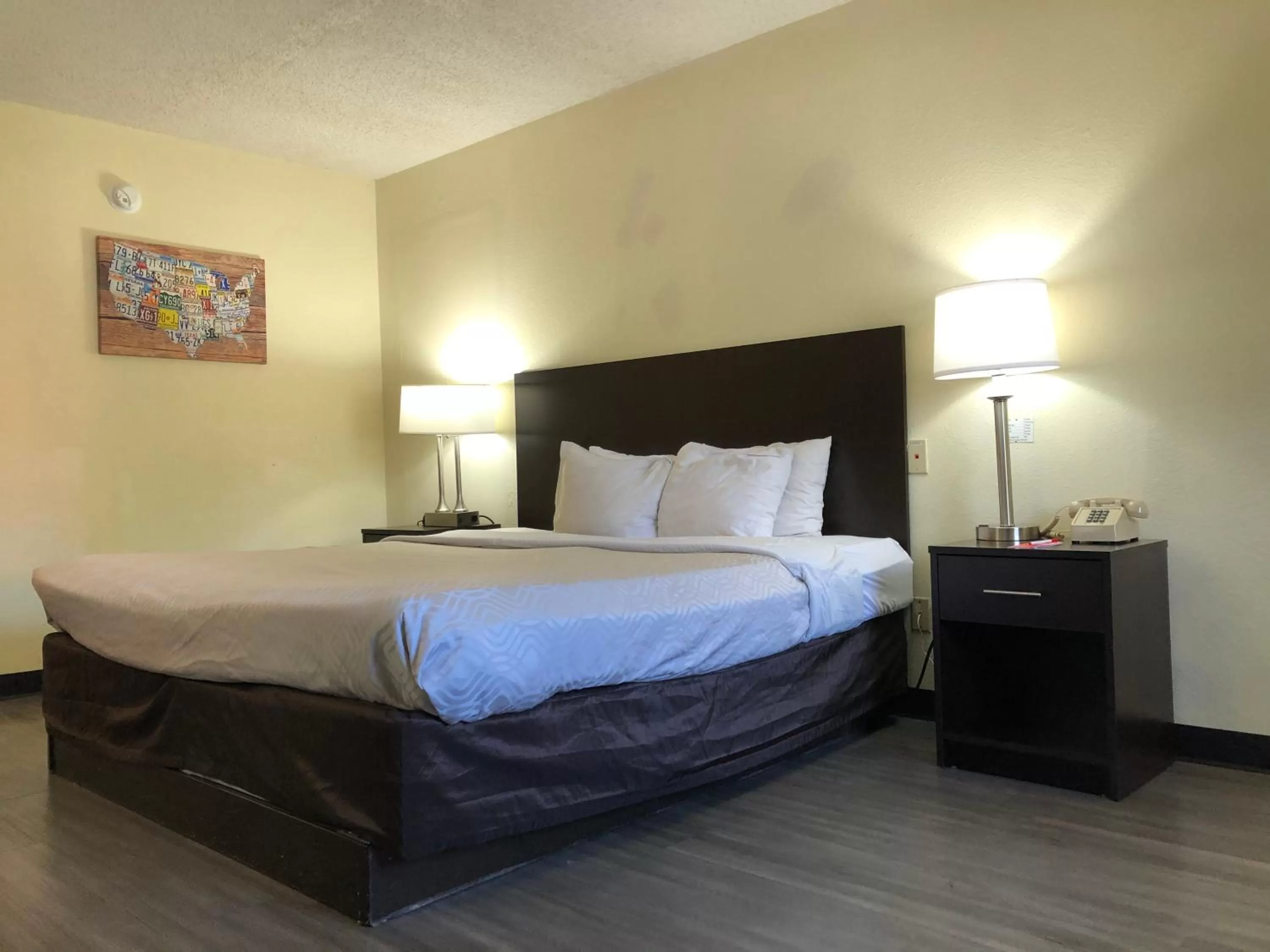 Bed in Econo Lodge Dothan West