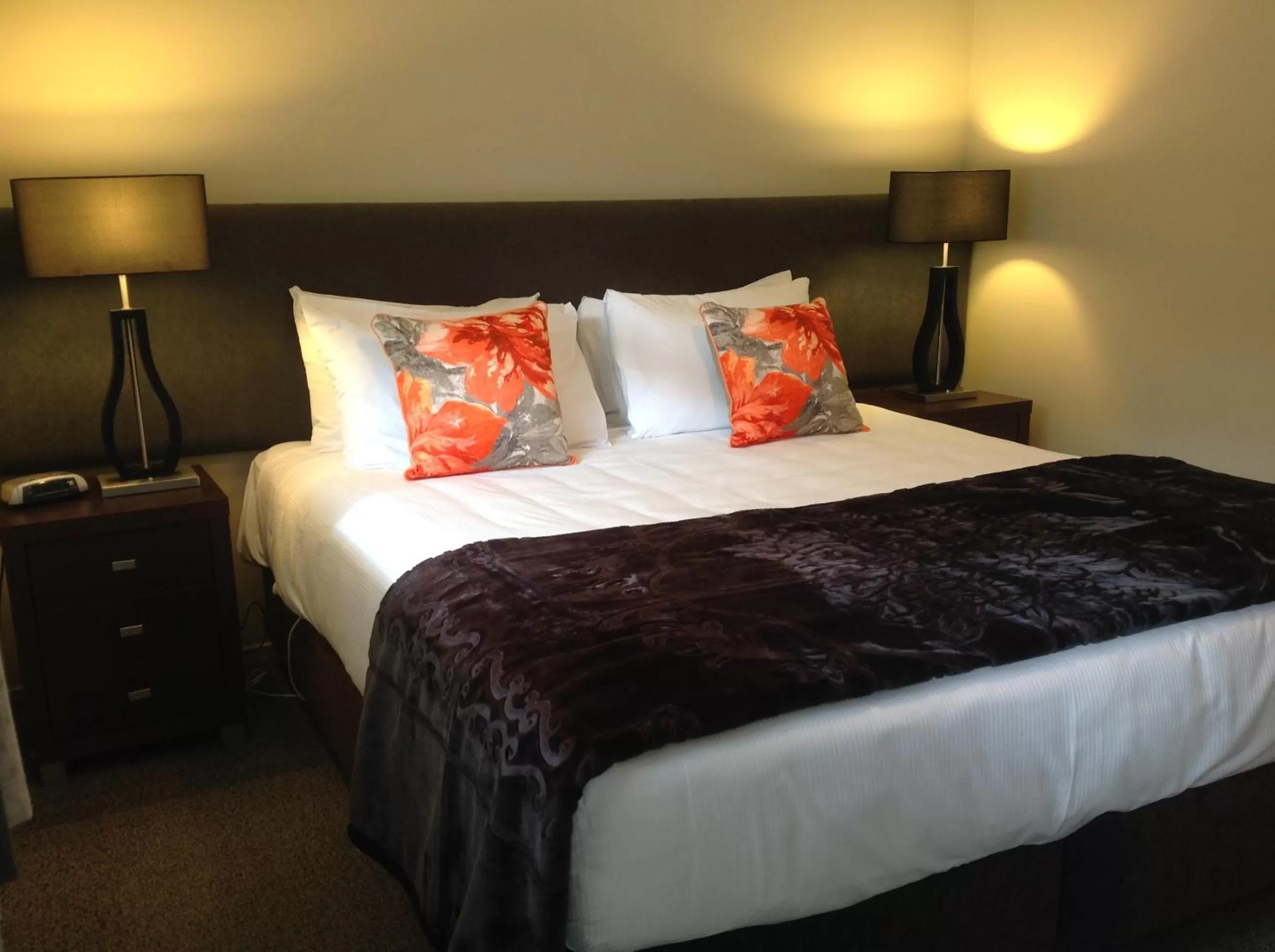 Bedroom, Bed in Sails on the Lake