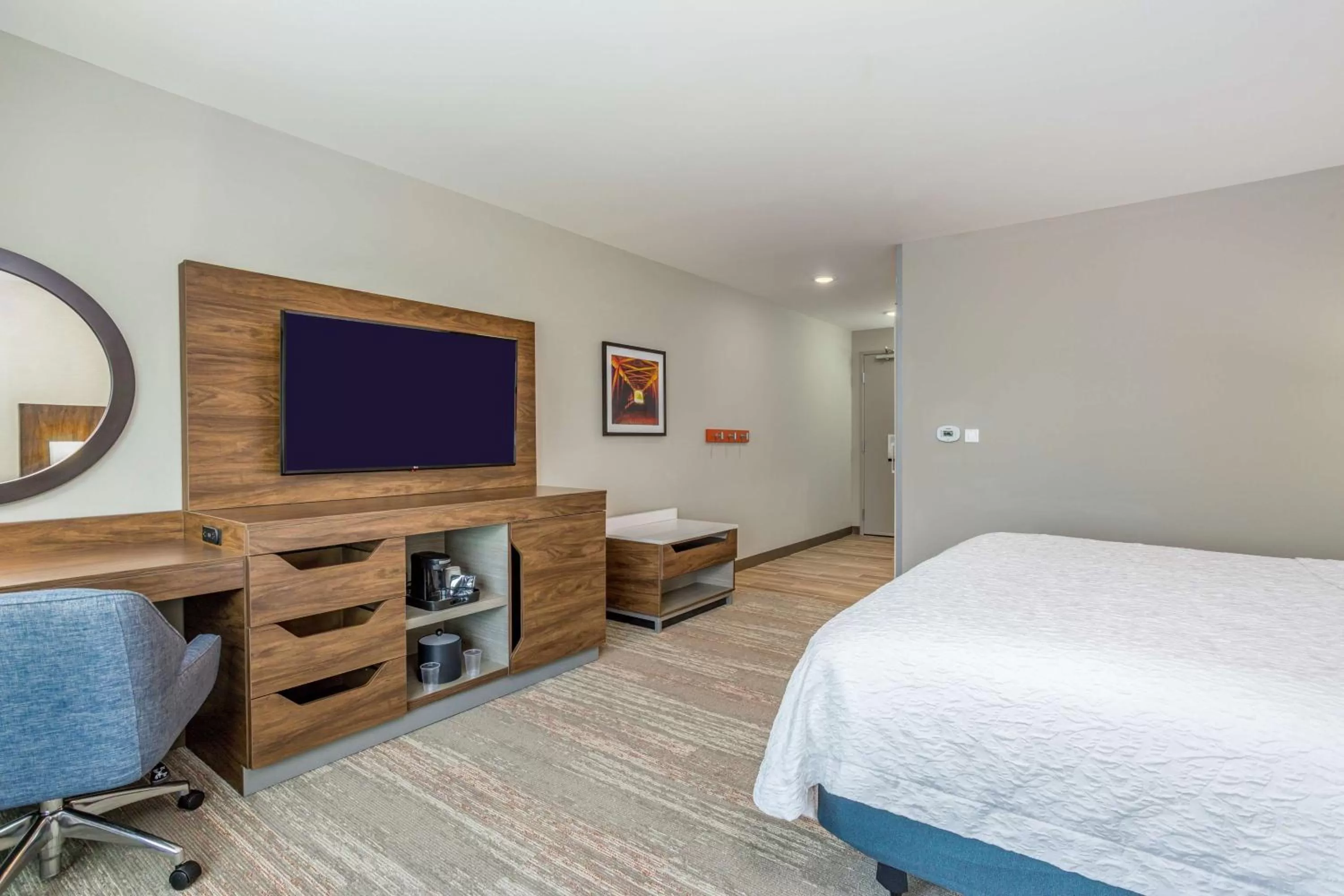 Bedroom, Bed in Hampton Inn Bedford In, In