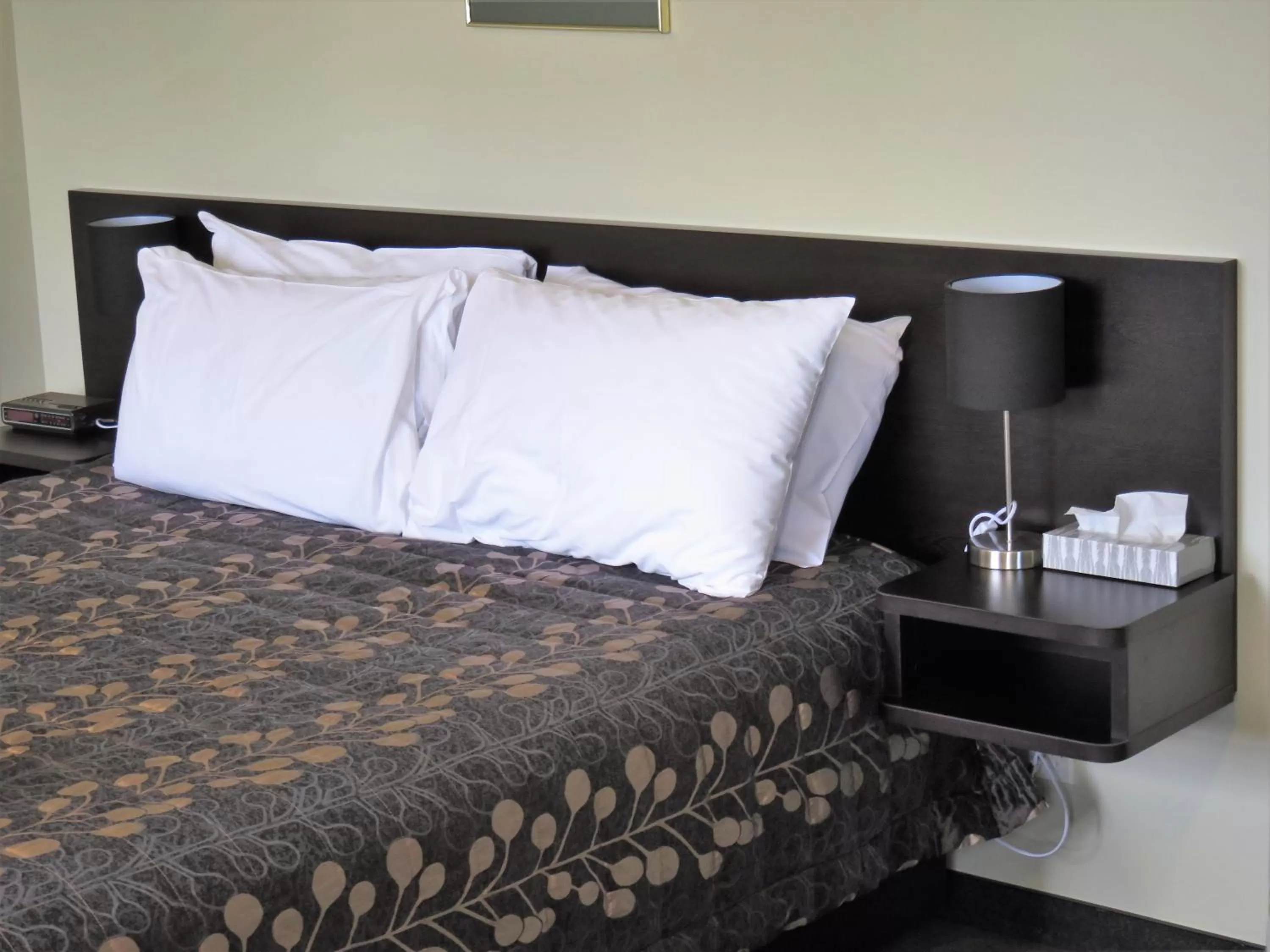 Bedroom, Bed in Admirals Motor Lodge