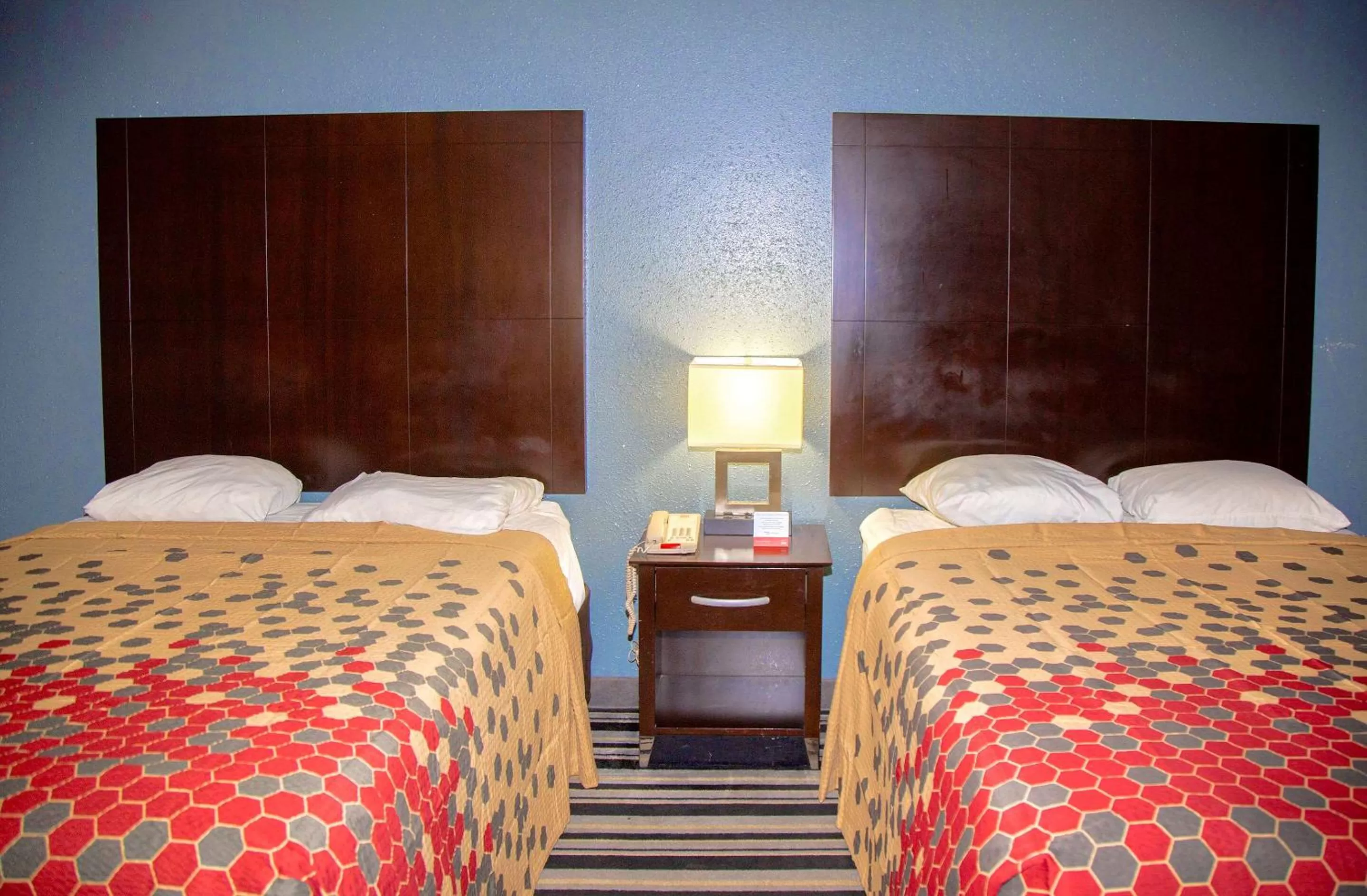 Photo of the whole room, Bed in Econo Lodge Ardmore