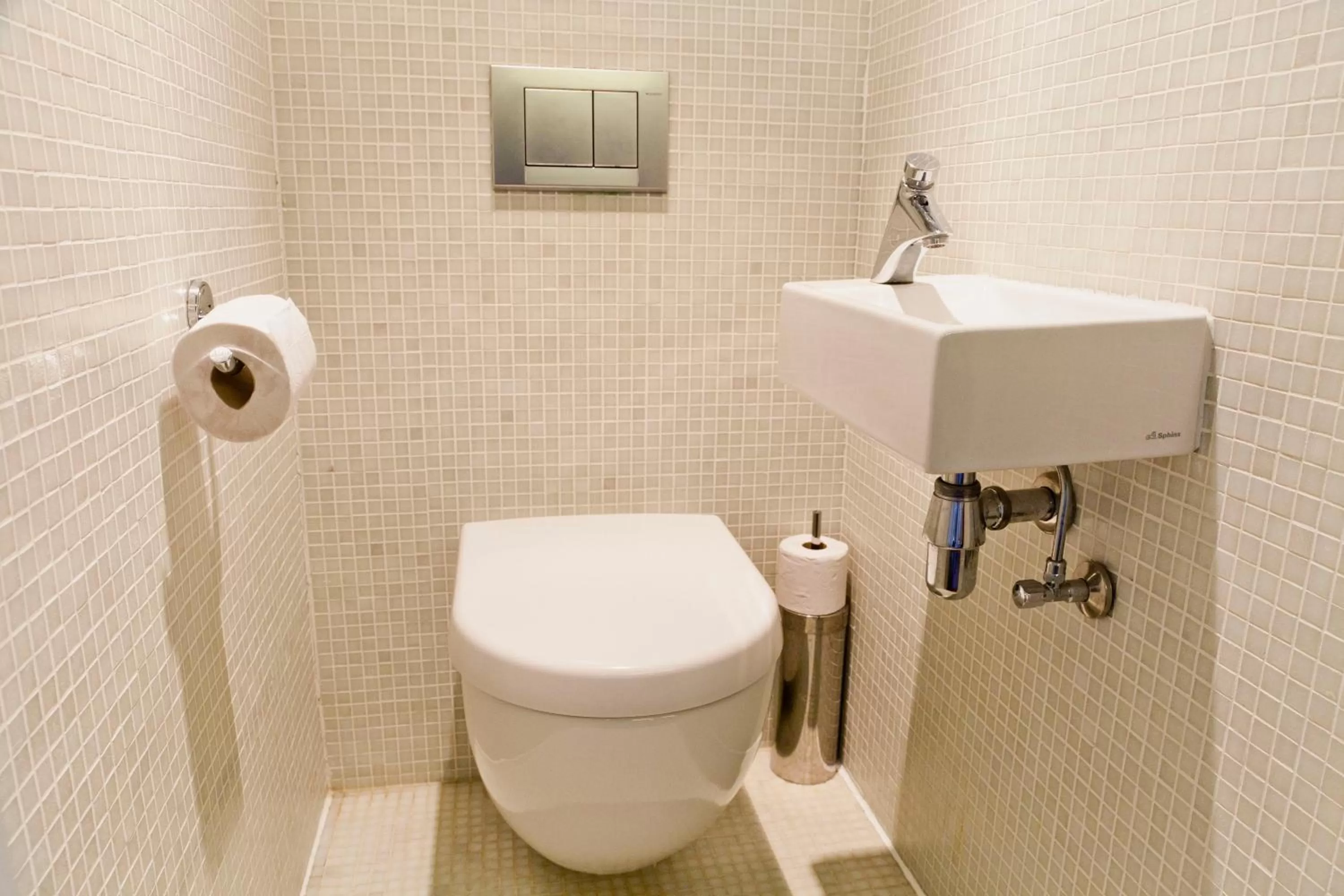 Toilet in Hotel Diamonds and Pearls