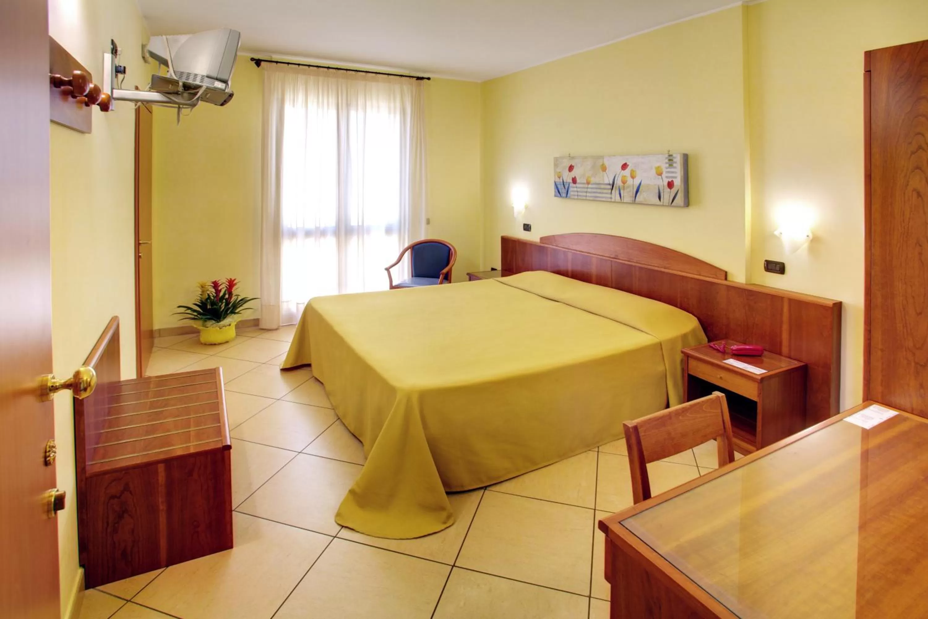 Photo of the whole room, Bed in Lo Scacciapensieri Hotel & Restaurant