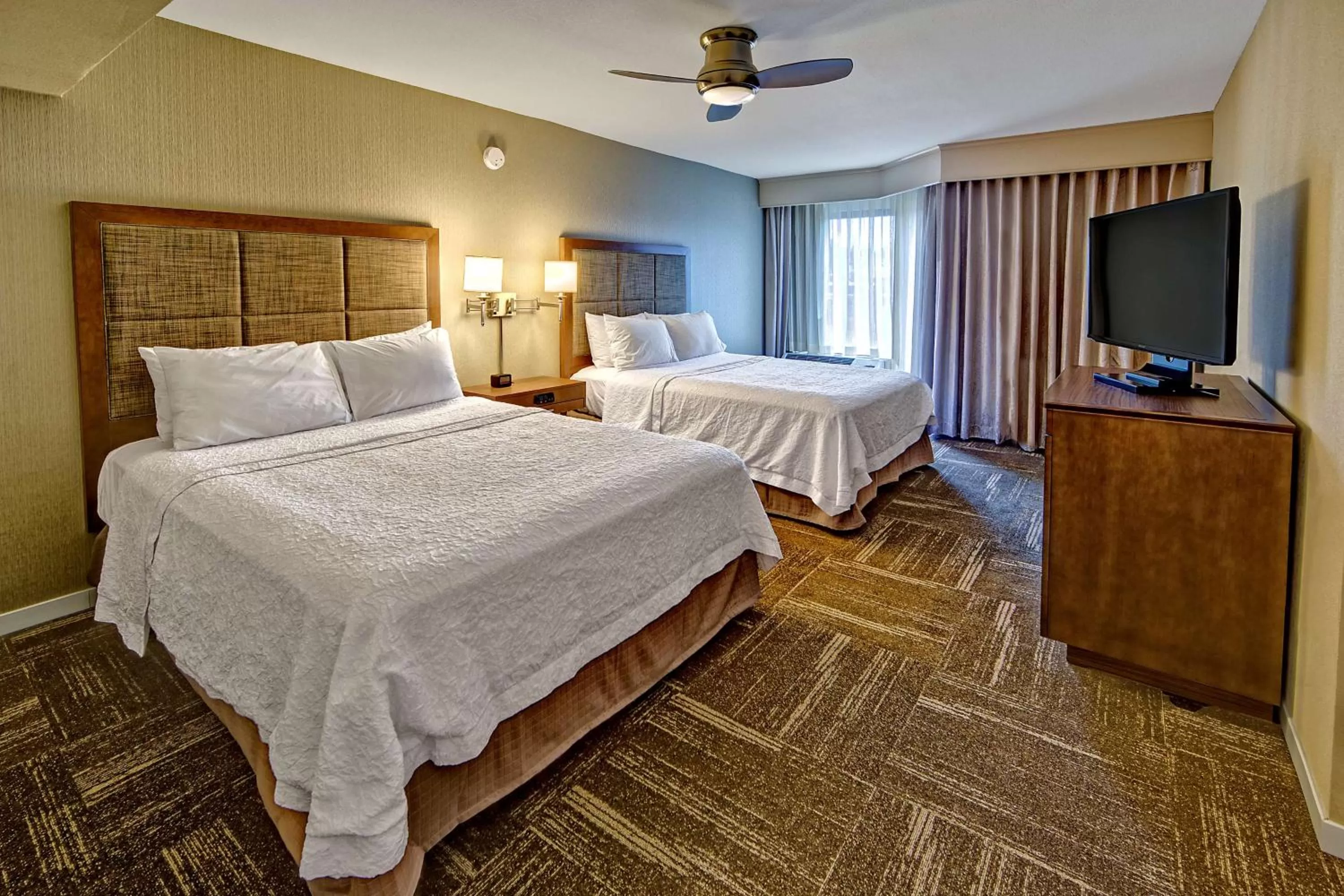 Bed in Hampton Inn and Suites Asheville Airport