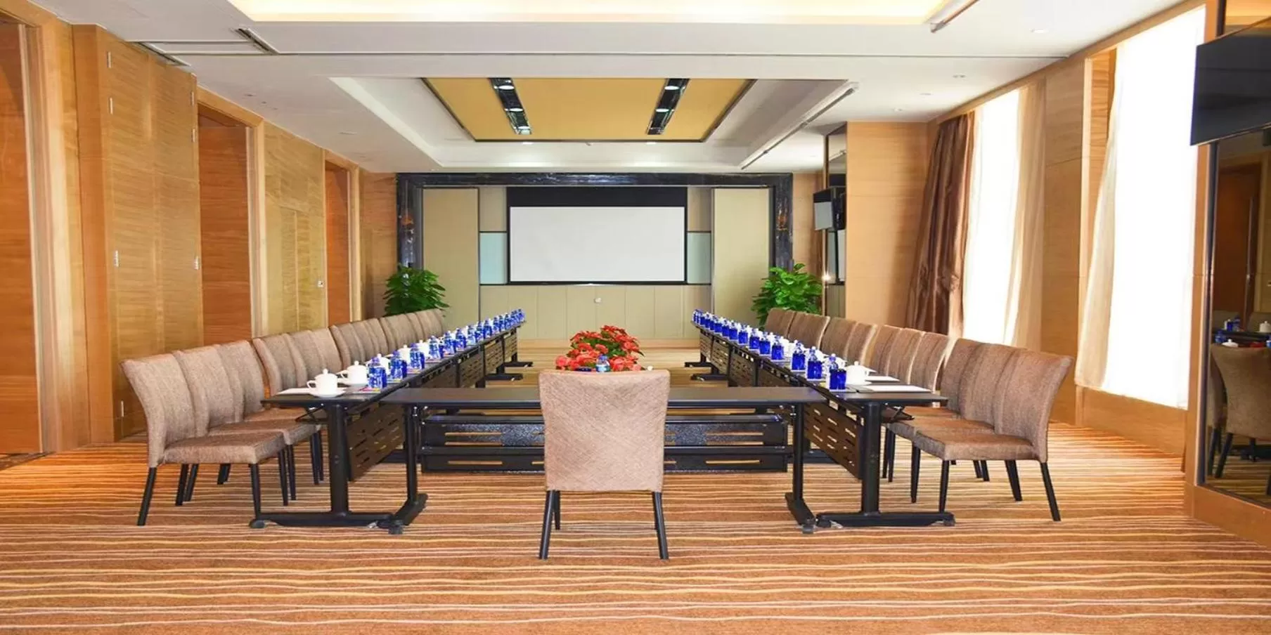 Meeting/conference room in Crowne Plaza Tianjin Meijiangnan by IHG