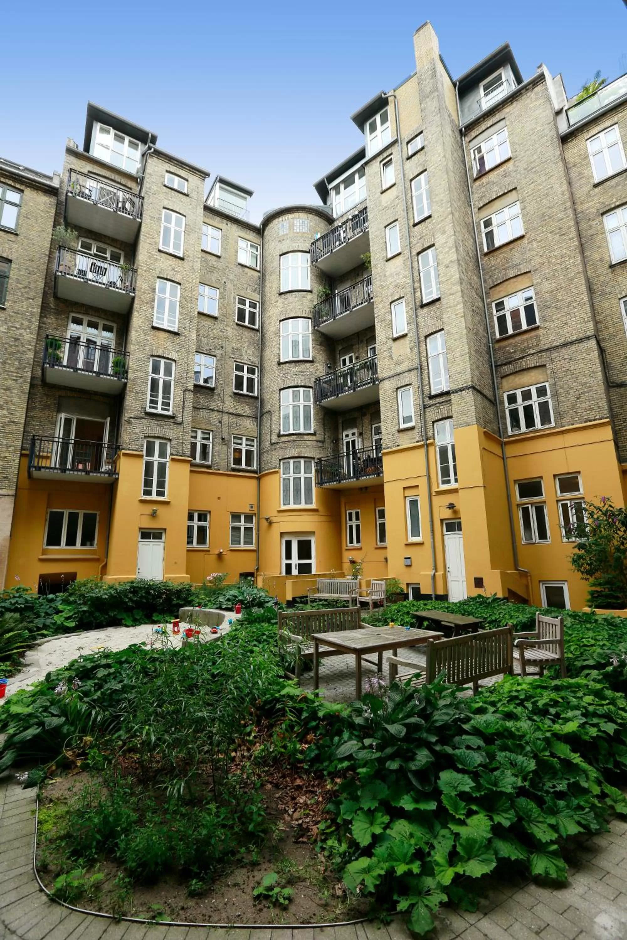 Property building in Hotel 9 små hjem