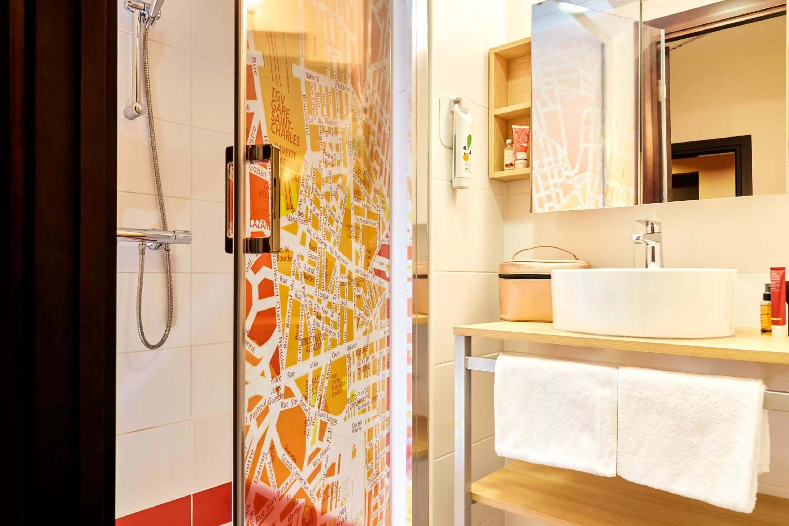 Shower in ibis Styles Marseille Gare Saint-Charles