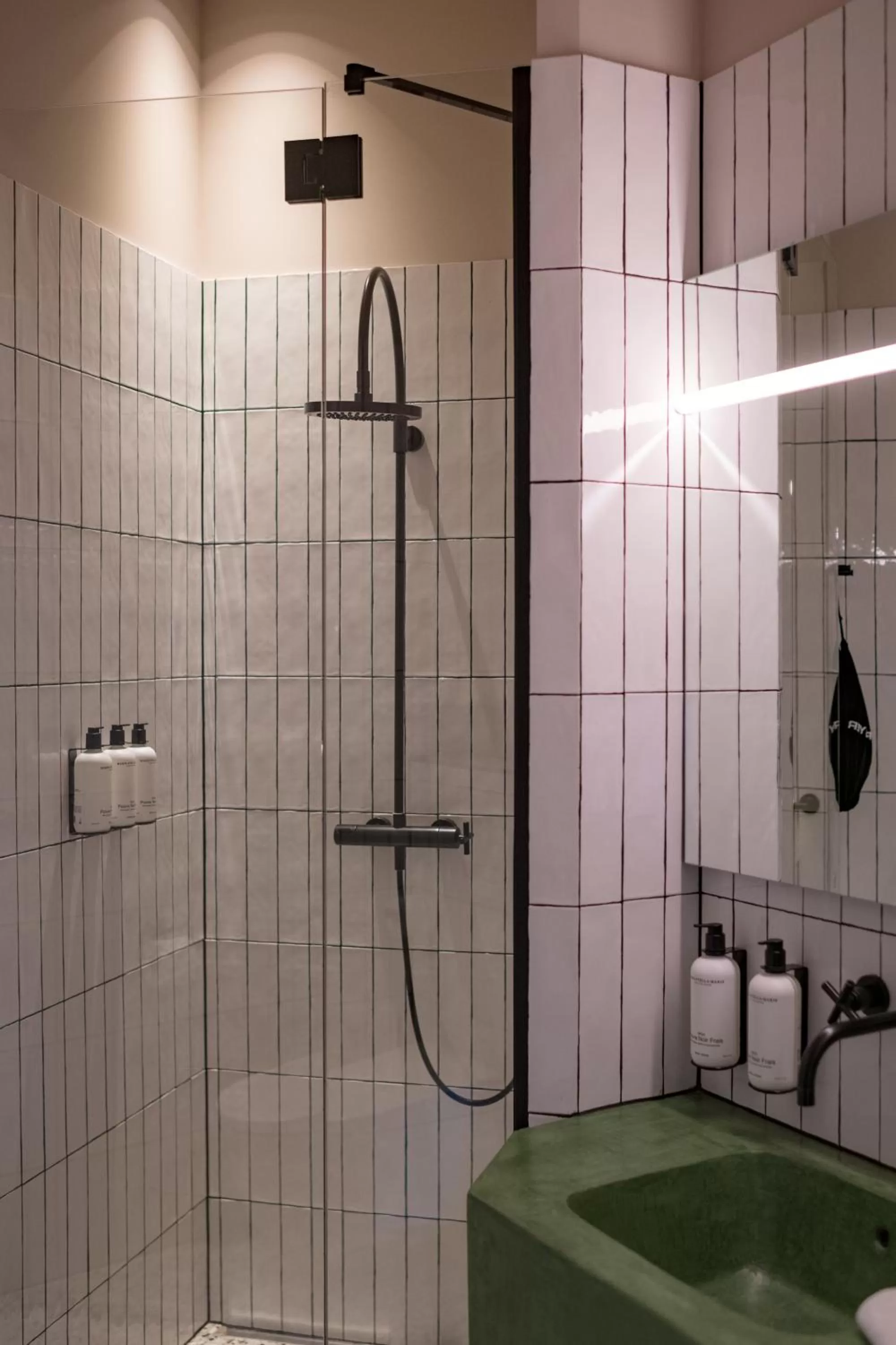 Shower in U Eat & Sleep Antwerp