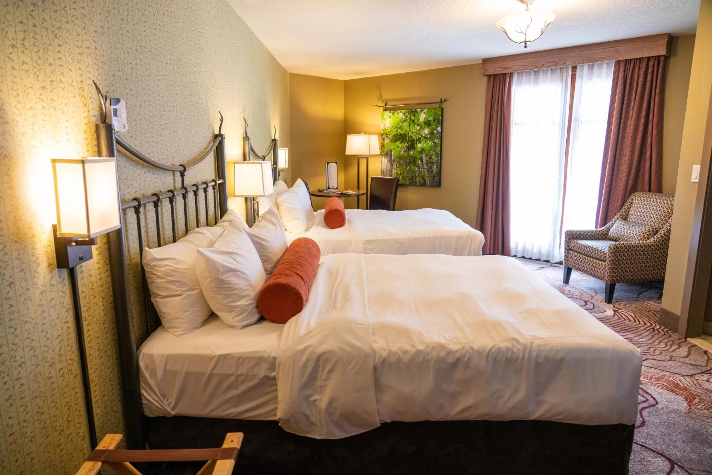 Photo of the whole room, Bed in Banff Caribou Lodge and Spa