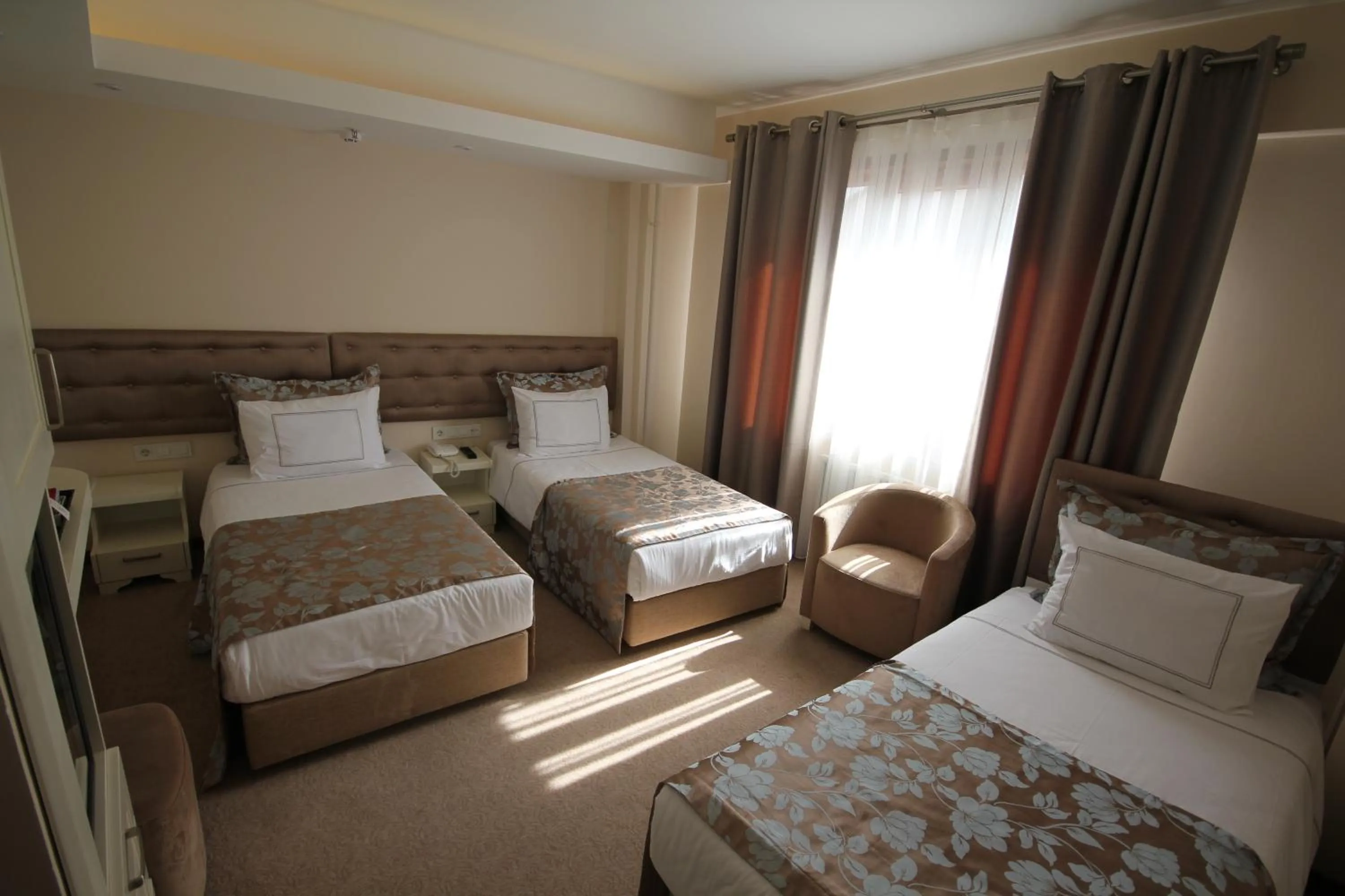 Photo of the whole room, Bed in Grand Washington Hotel