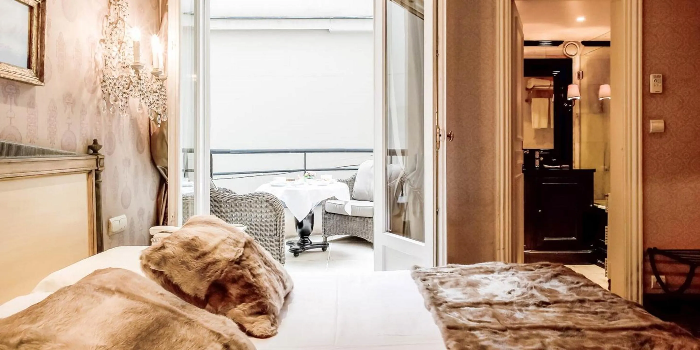 Photo of the whole room, Bed in Hôtel Chateaubriand