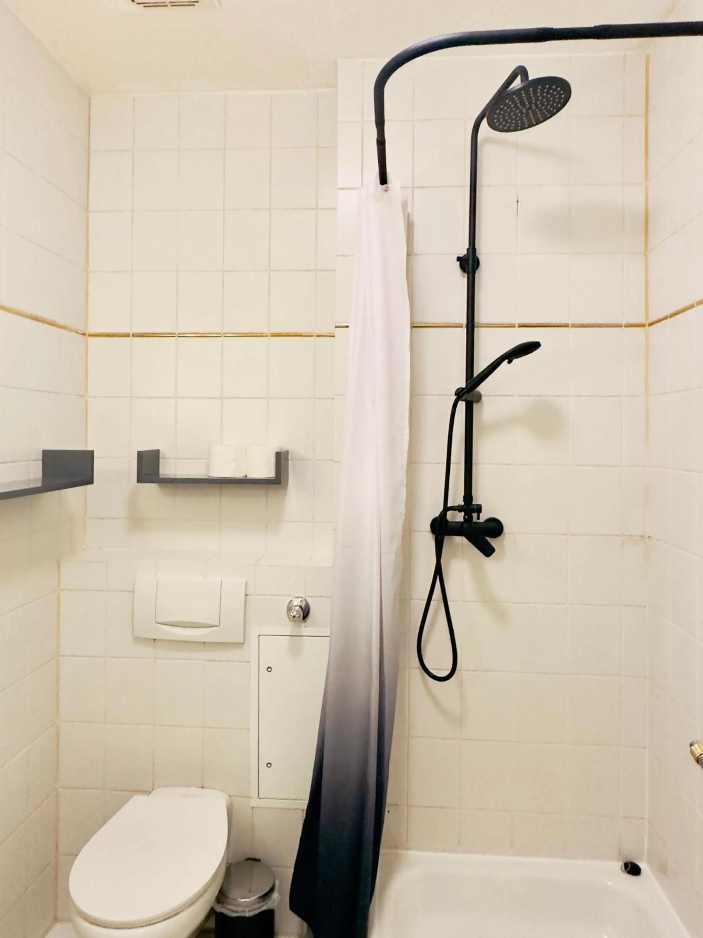 Bathroom in Saale, Marktplatz Zentrum, Apartmenthaus am Dom von Plant Room