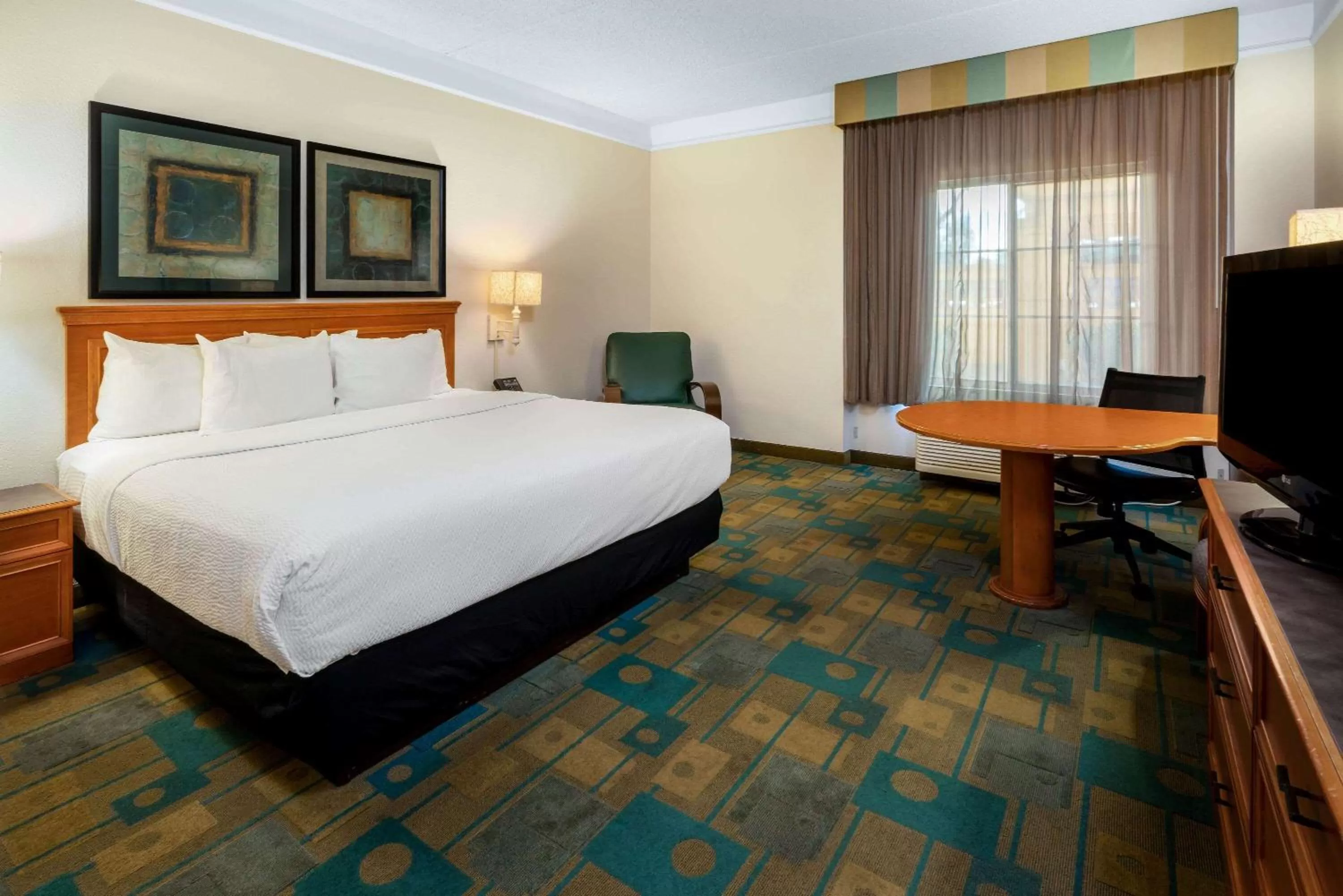 Photo of the whole room, Bed in La Quinta by Wyndham Phoenix West Peoria