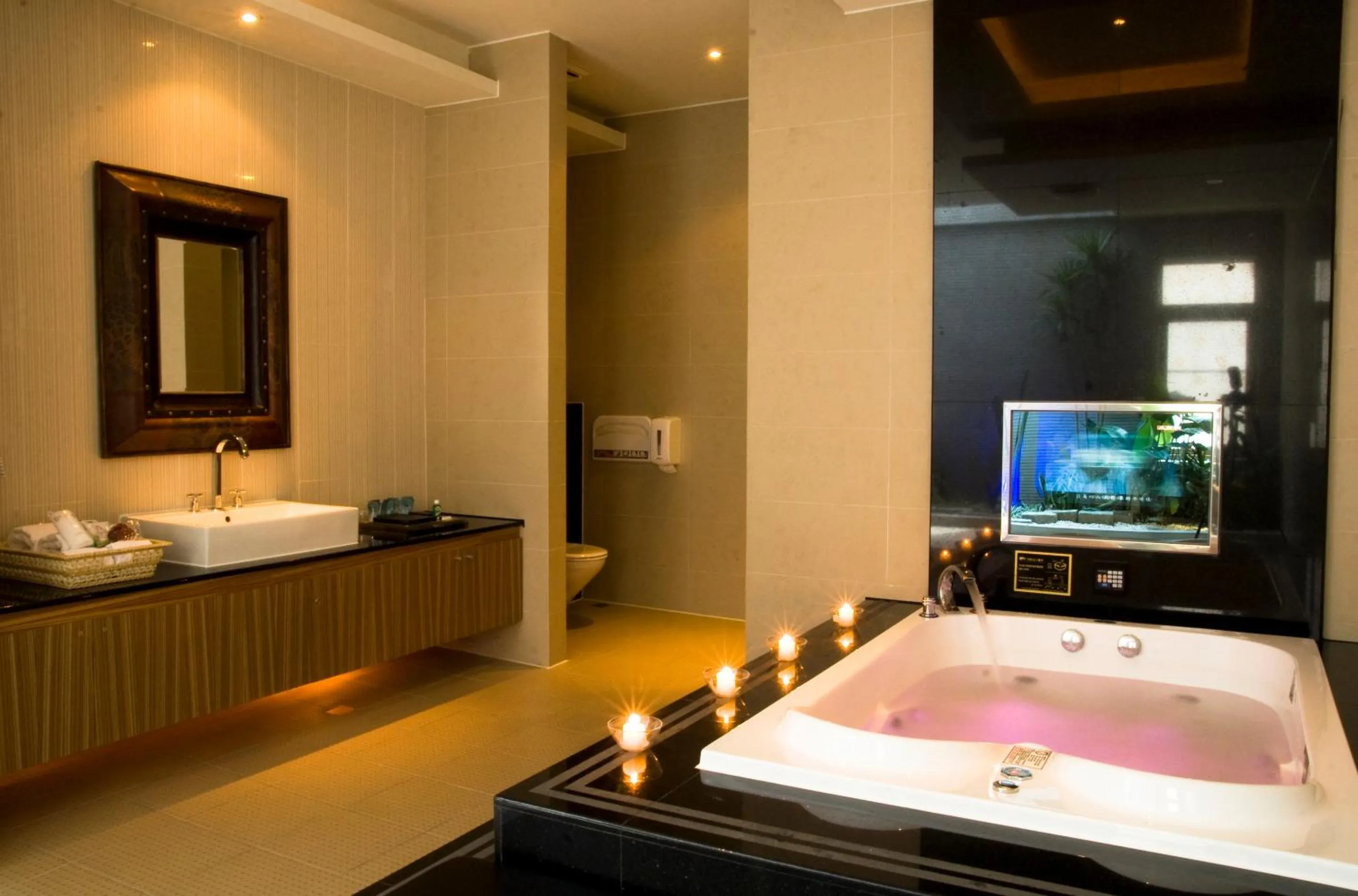 Bathroom, Bed in Yes Motel